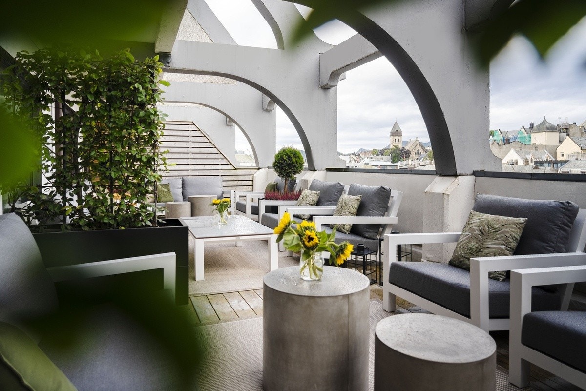 Vi kan by på en herlig takterrasse med splitter nye utemøbler. Galleribilde