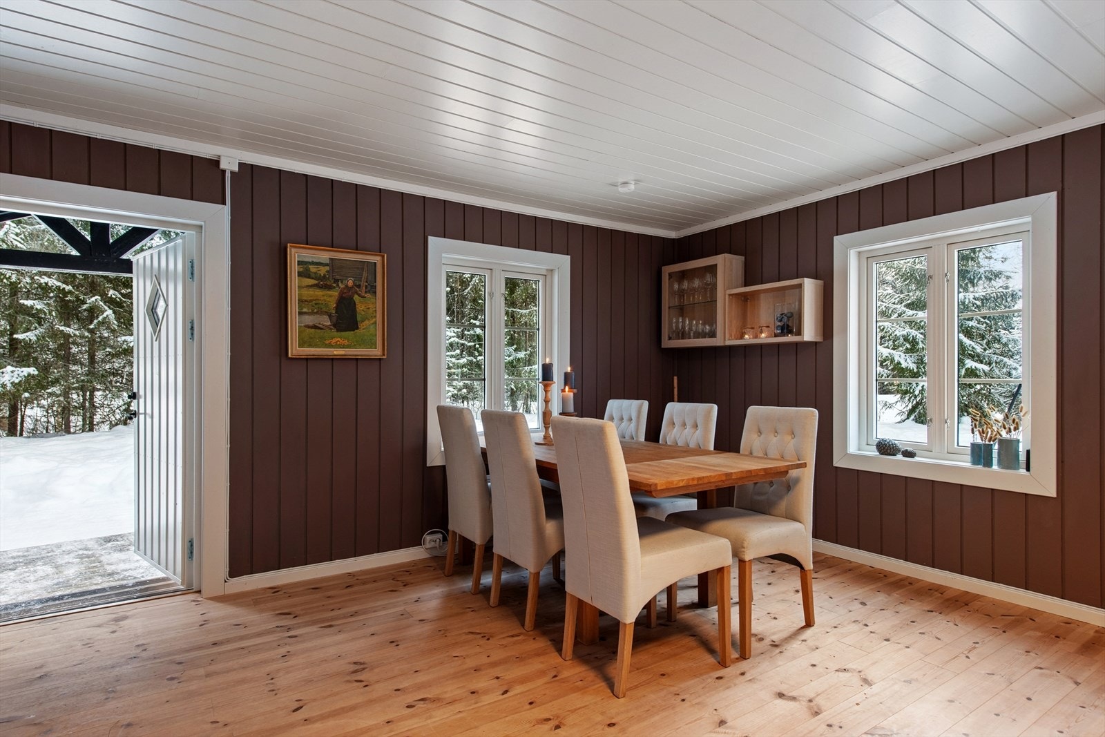 Utgang til terrasse gir enkel tilgang til uteområdet fra spiseplassen. Galleribilde