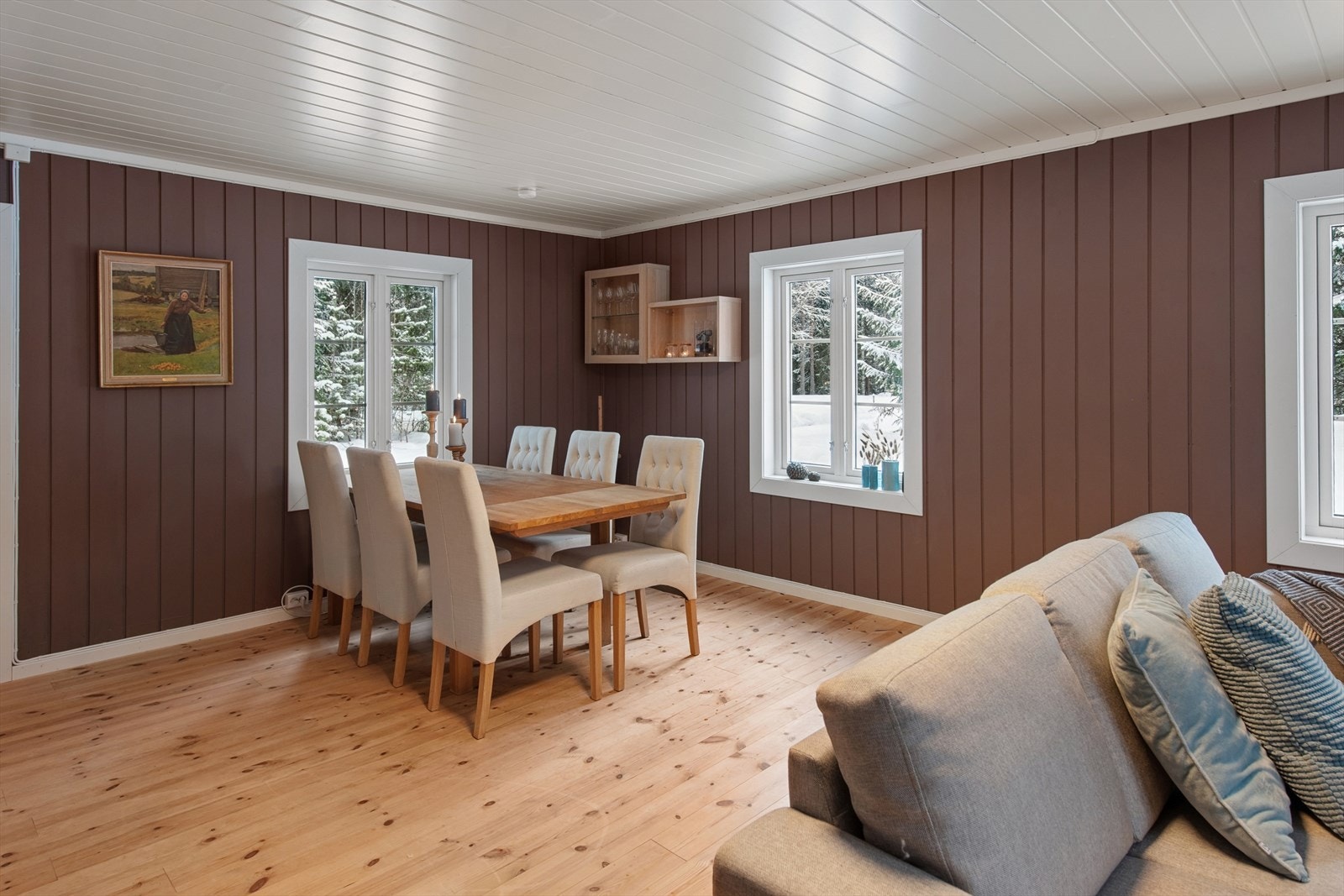 Plass til stort spisebord i tilknytning til oppholdsrommet. Galleribilde