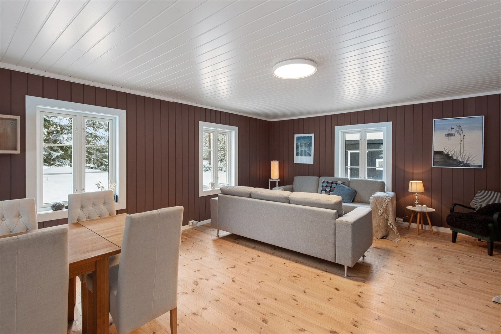 Innvendig byr hytta på en god og funksjonell planløsning med romslige, sosiale oppholdsrom og gode møbleringsmuligheter. Galleribilde
