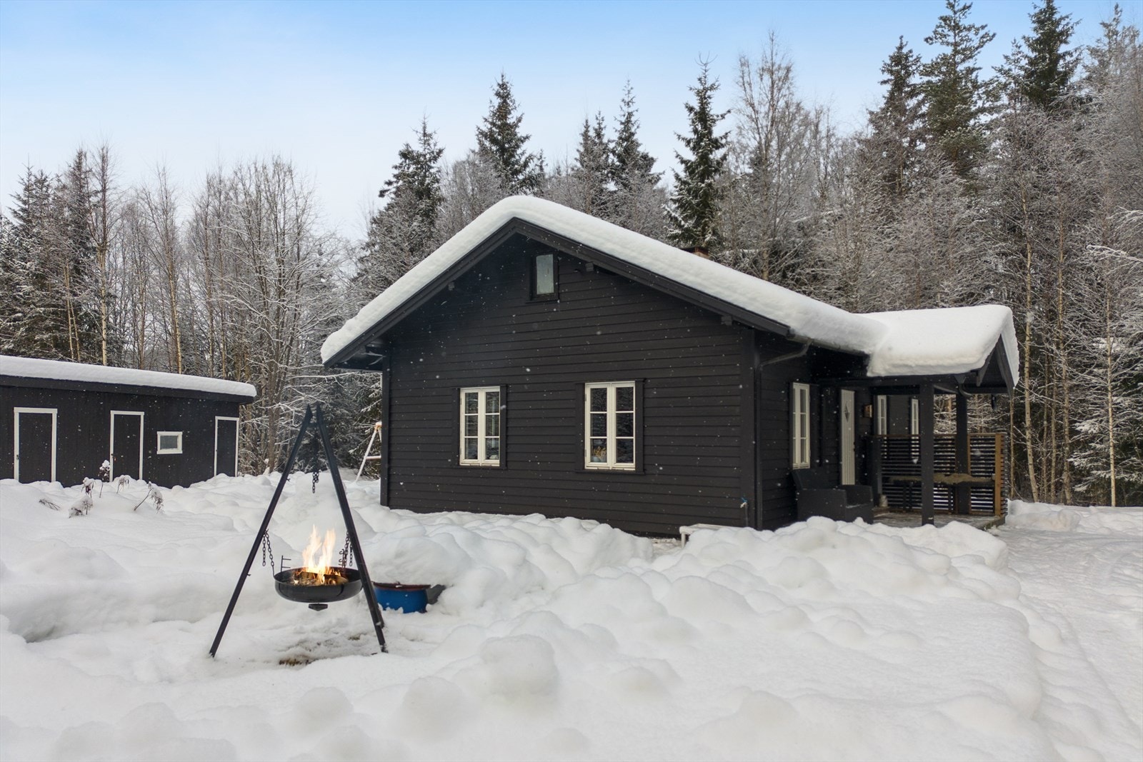 Eiet tomt på 2 167,10 m². Tomten ligger i et relativt flatt terreng, opparbeidet med plen, beplantning og busker. Galleribilde