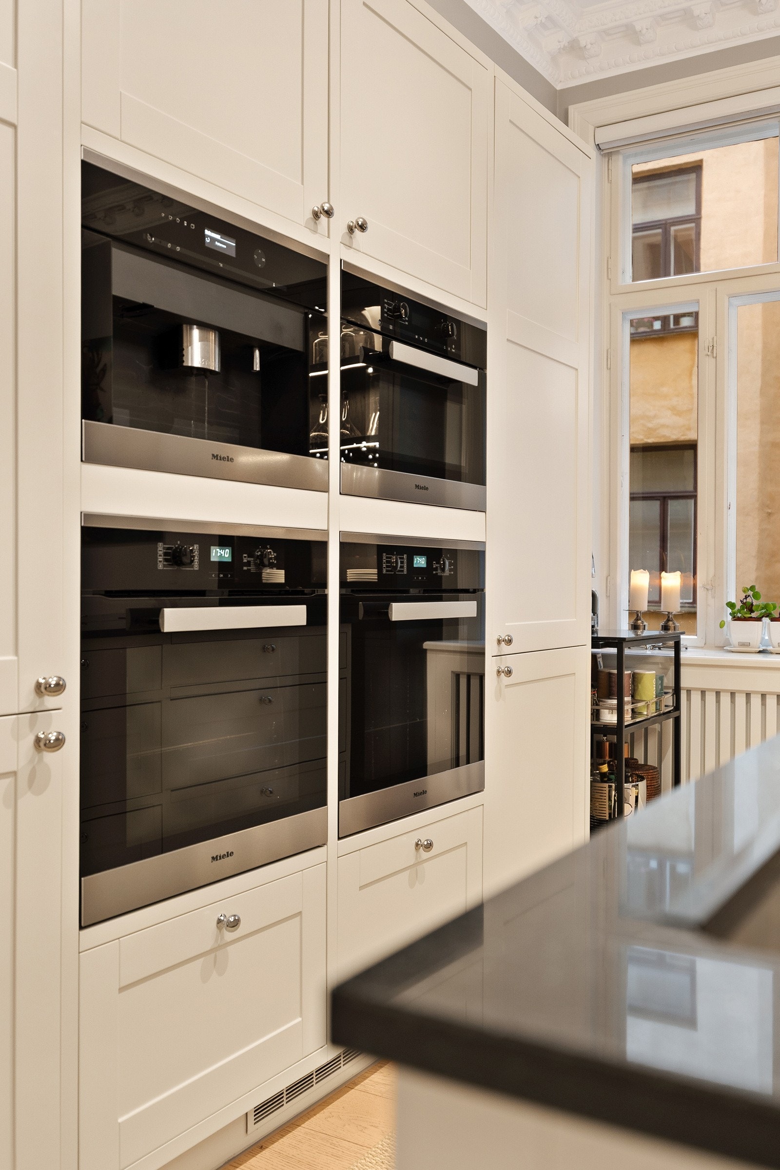 Integrerte hvitevarer fra Miele. Ovn, miko, kaffemaskin, kjøl og frys, oppvaskmaskin og vinskap. Galleribilde