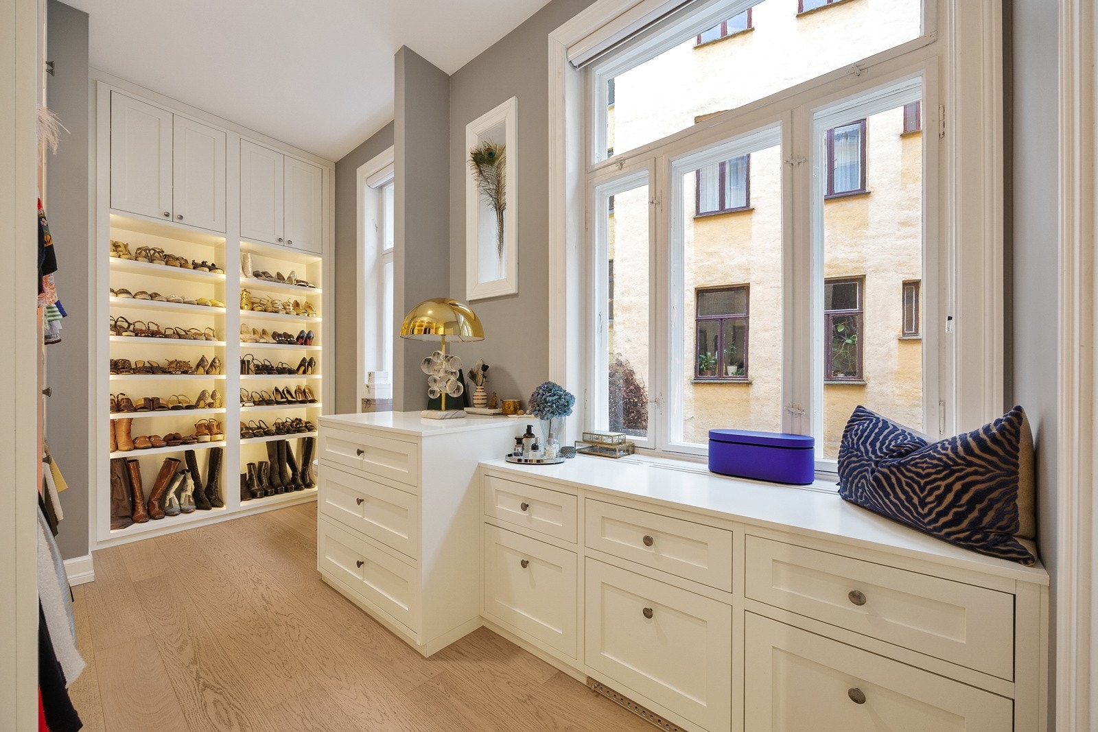 Soverom(Walk in) med plassbygd garderobe Galleribilde