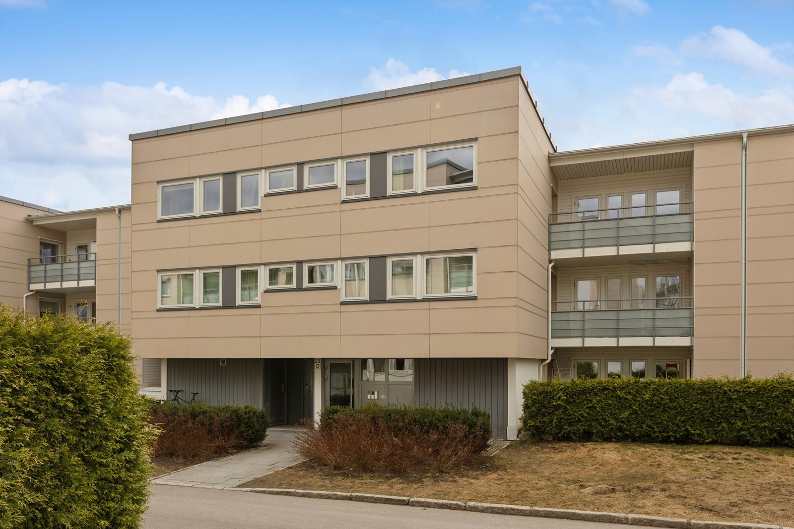 Leiligheten ligger i 3. etasje i en bygning fra 1977, som en del av Bjørnheim Borettslag. Galleribilde