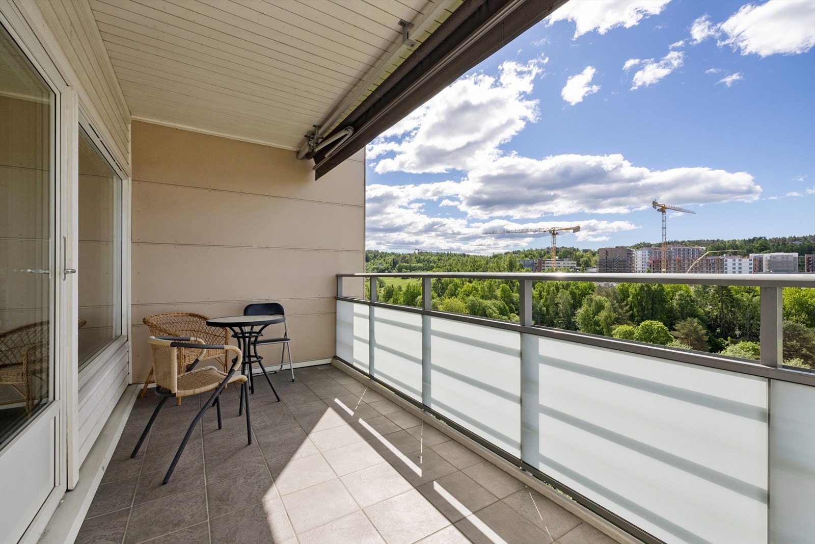 Velkommen til Høybråtenveien 23D! En 4-roms andelsleilighet på 105 m² med en arealeffektiv planløsning med behov for modernisering. Leiligheten disponerer garasjeplass i felles parkeringsanlegg. Galleribilde