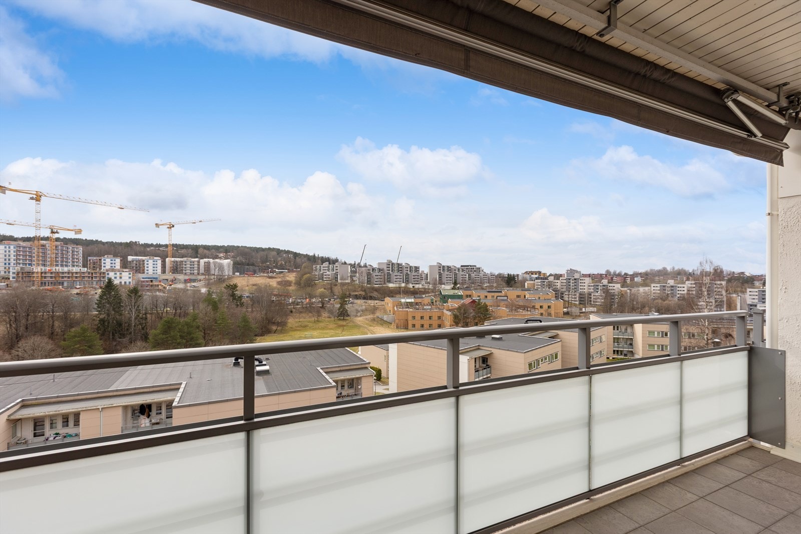 Fra balkongen er det fritt utsyn over nærområdet. Galleribilde