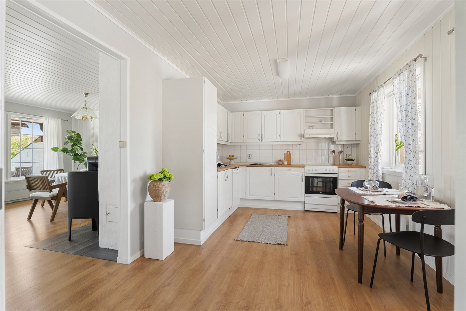 Kjøkkenet er praktisk plassert i en delvis åpen løsning med stuen. Kjøkkenet er godt utnyttet med skap- og benkeplass og har plass til et lite spisebord ved vinduet. Galleribilde