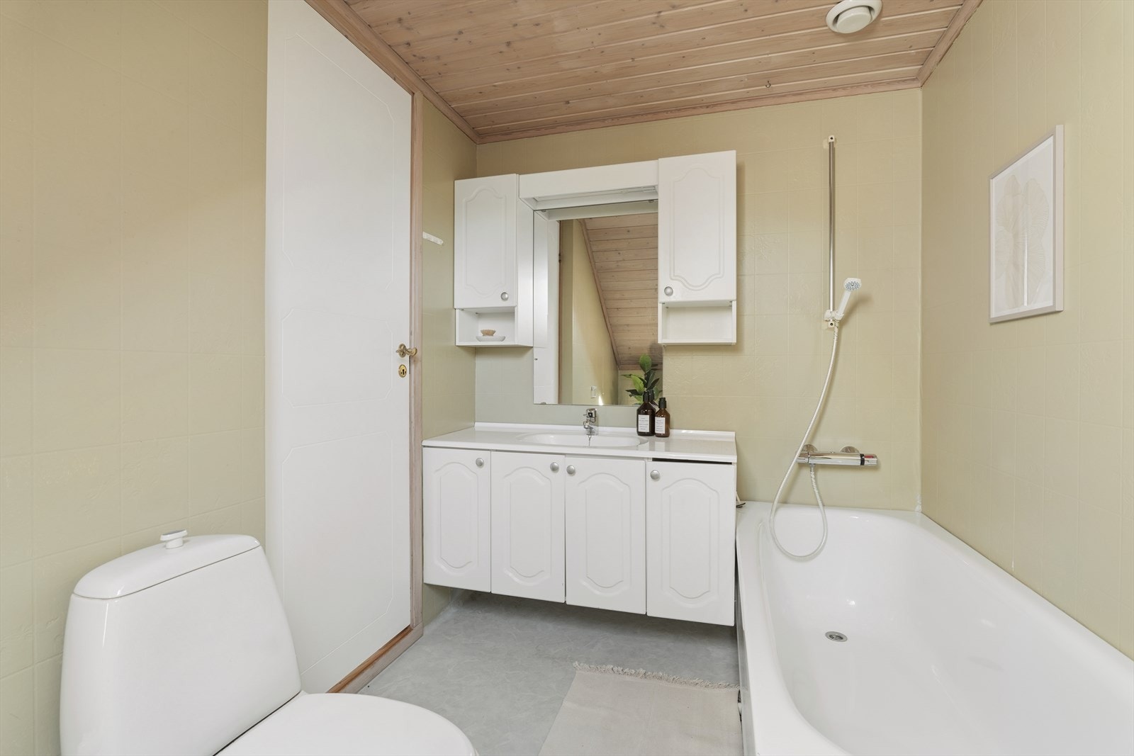 Badet i 2. etasje er fra byggeår og inneholder innredning med servant, wc og badekar med dusj. Galleribilde