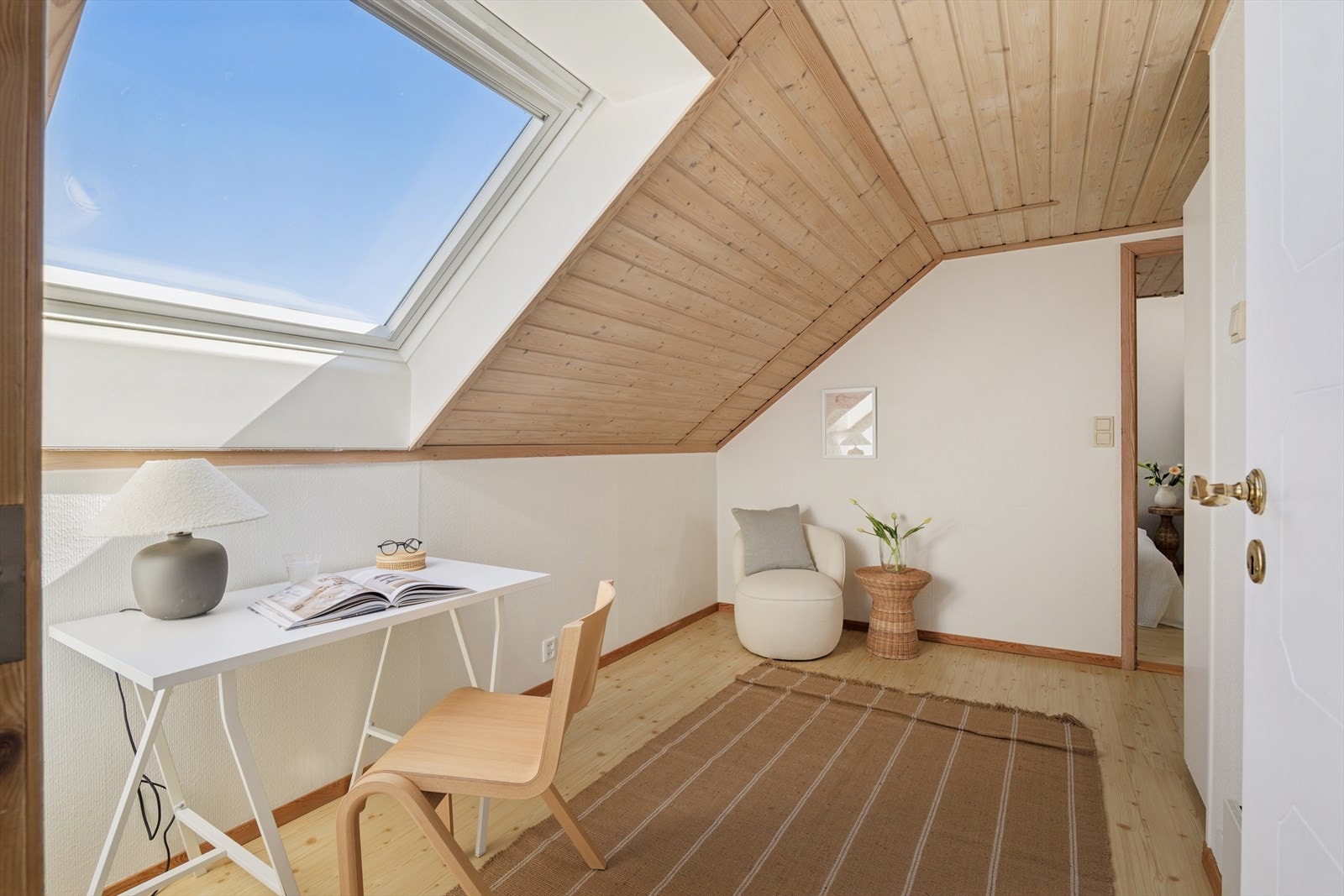 2.etasje består av to soverom og ett bad. Galleribilde