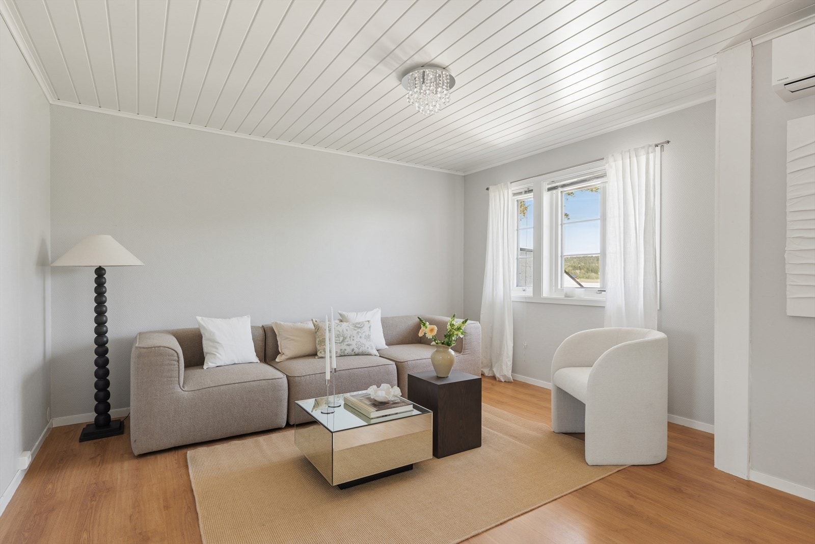 Egen sone med plass til sofa og tilhørende møbler. Denne delen av stuen er opprinnelig et ekstra soverom. Galleribilde