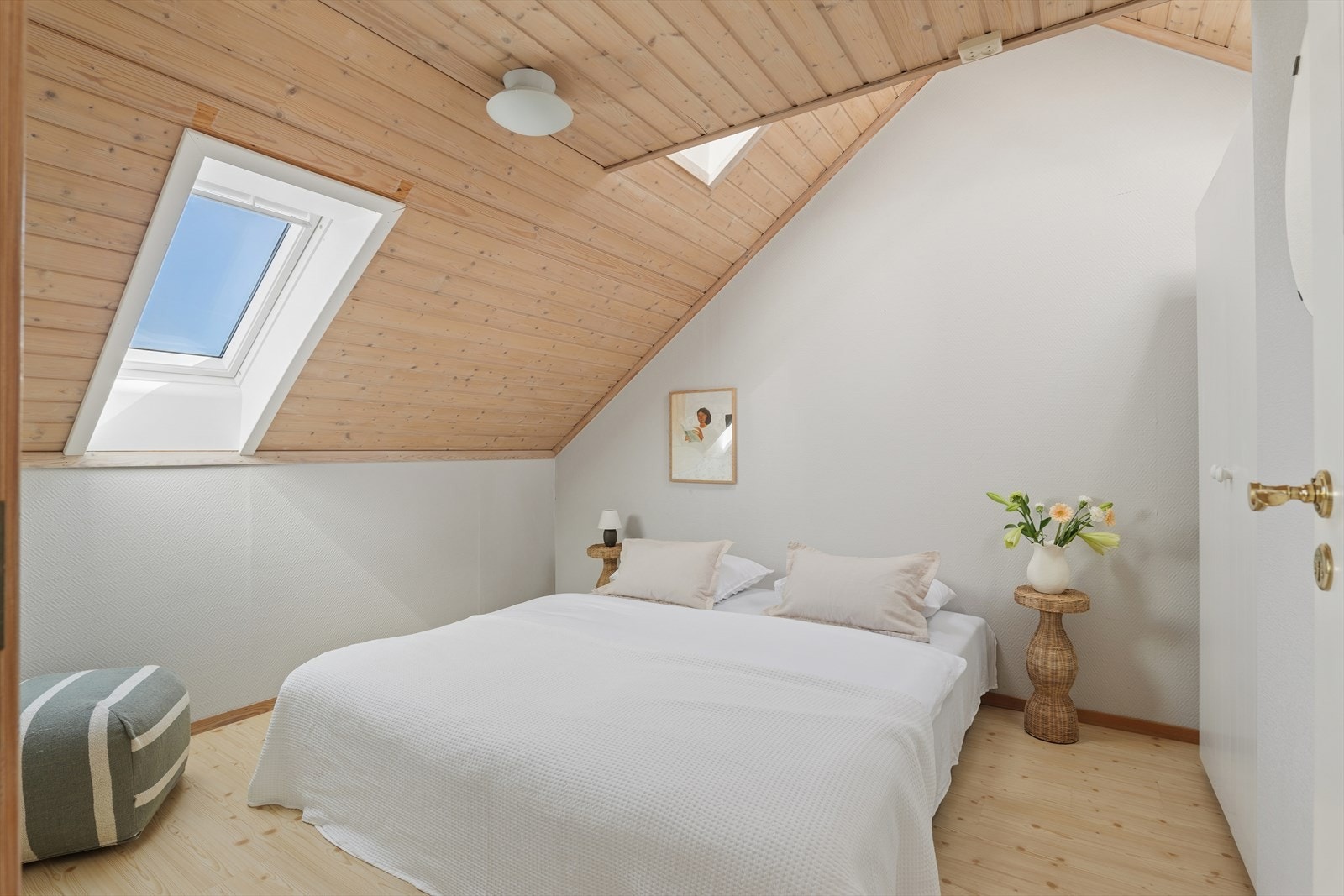 Hovedsoverommet har god plass til dobbeltseng og oppbevaringsmøblement. Galleribilde