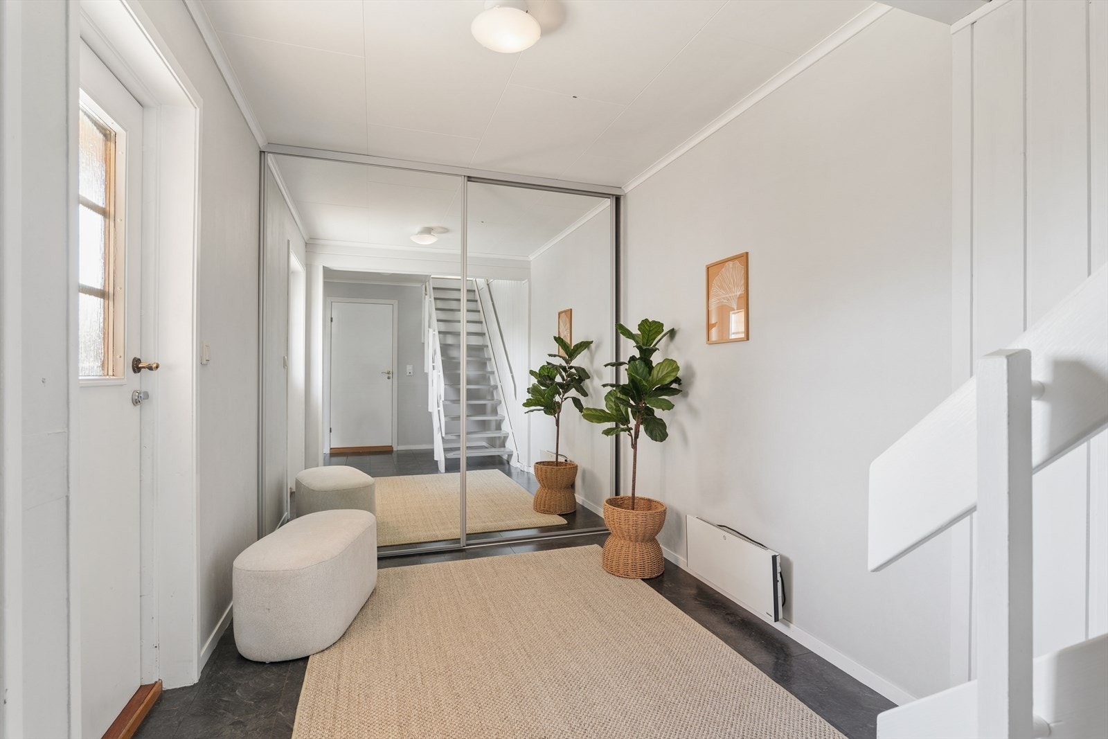Stor og romslig hall med ekstra oppbevaringsplass i skyvedørsgarderobe. Galleribilde