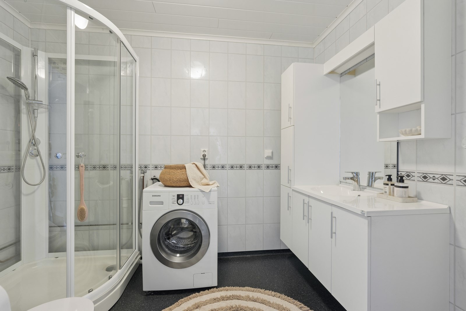 Bad/vaskerom i 1. etasje ble oppgradert i 2014 og inneholder innredning med servant, wc, dusjkabinett og opplegg for vaskemaskin. Galleribilde
