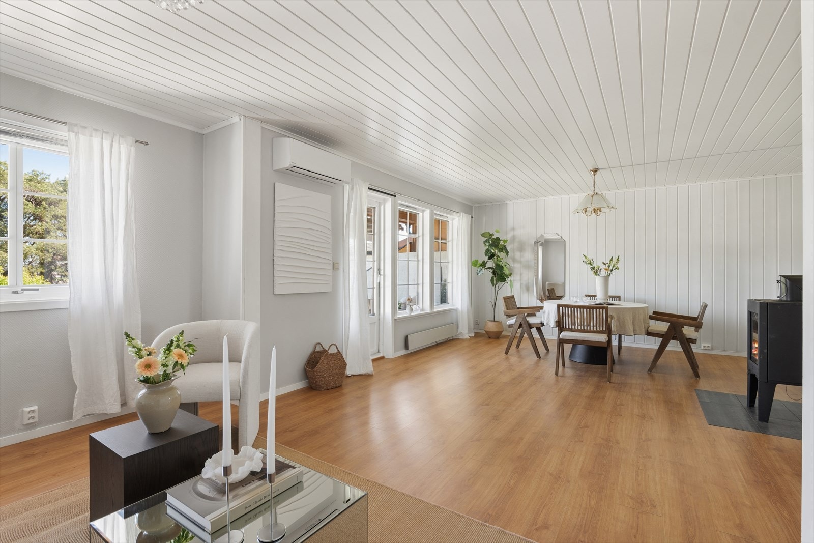 Fra stuen er det utgang til terrassen og hage. Galleribilde