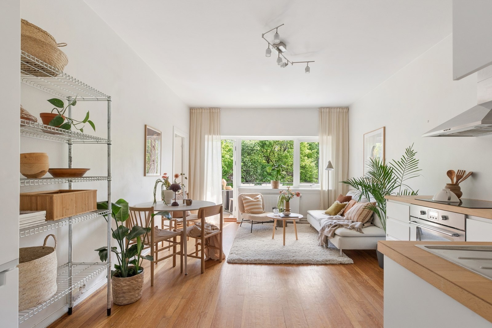 Store vindusflater slipper inn rikelig med lys. Galleribilde