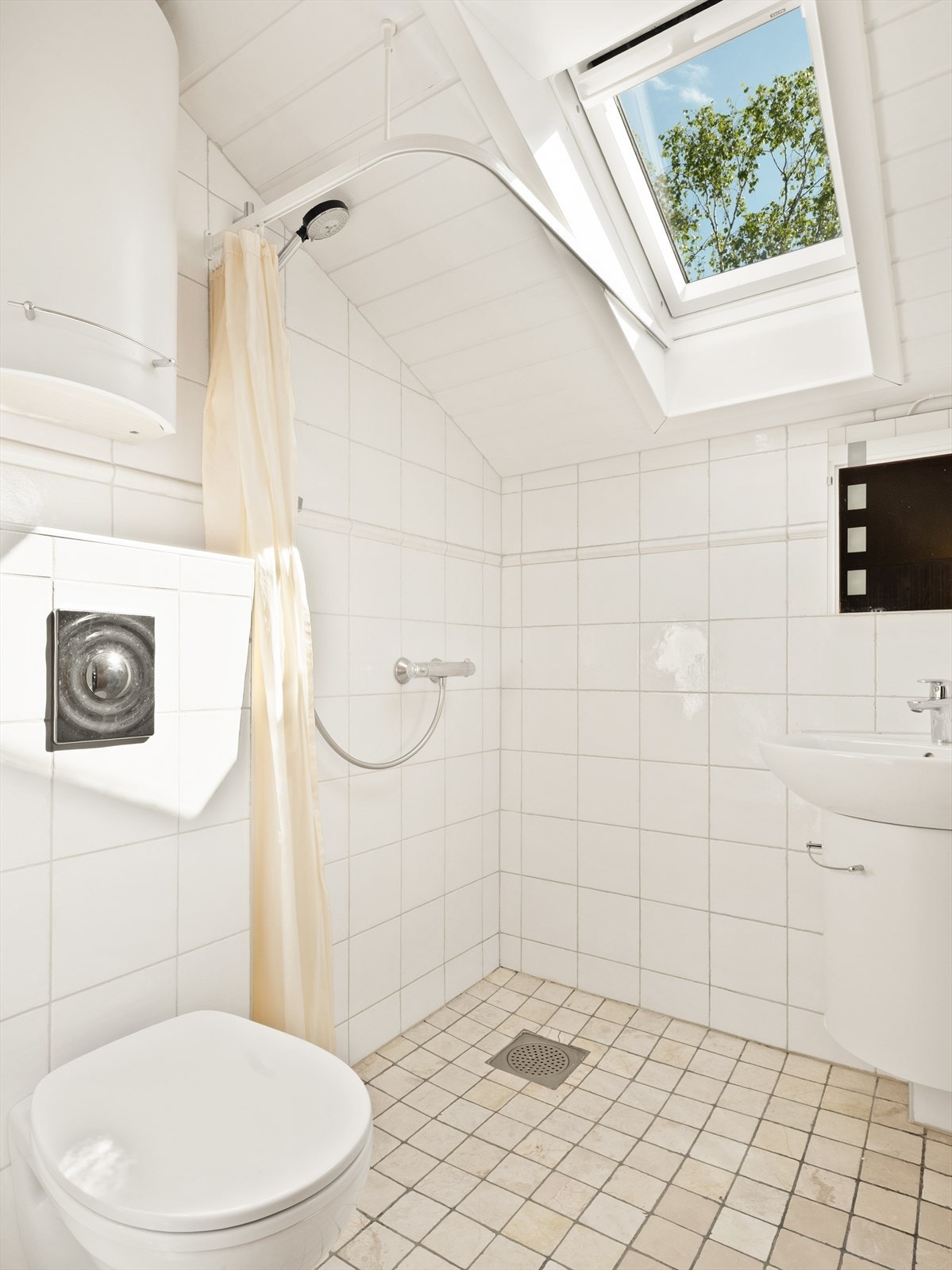 Badet i andre etasje er fra 2004 og har elektriske varmekabler i gulvet. Galleribilde