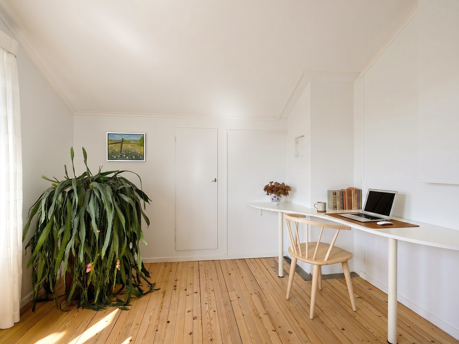 En del av loftstuen er innredet med en praktisk arbeidsplass. Lagringsplass i kneveggene på begge sider. Galleribilde