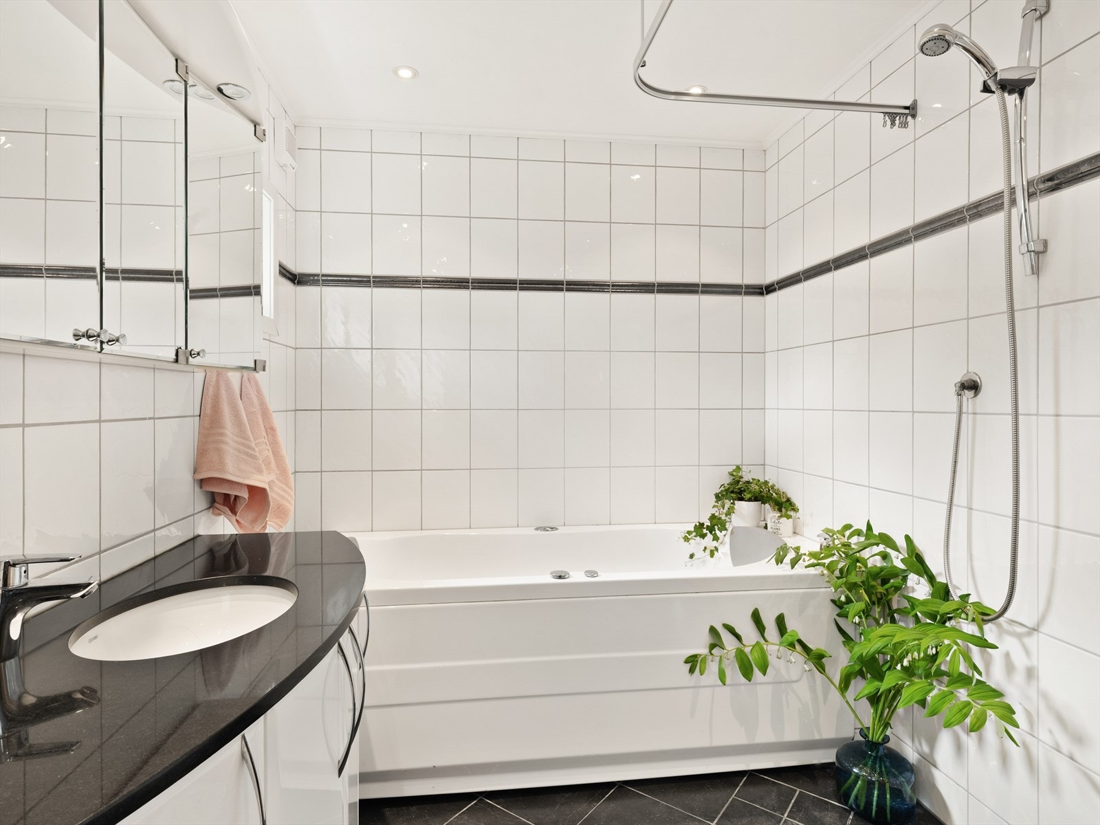 Badet har både badekar og dusj med forheng. Ventilasjon via elektrisk vifte og spalteventil i vindu. Galleribilde