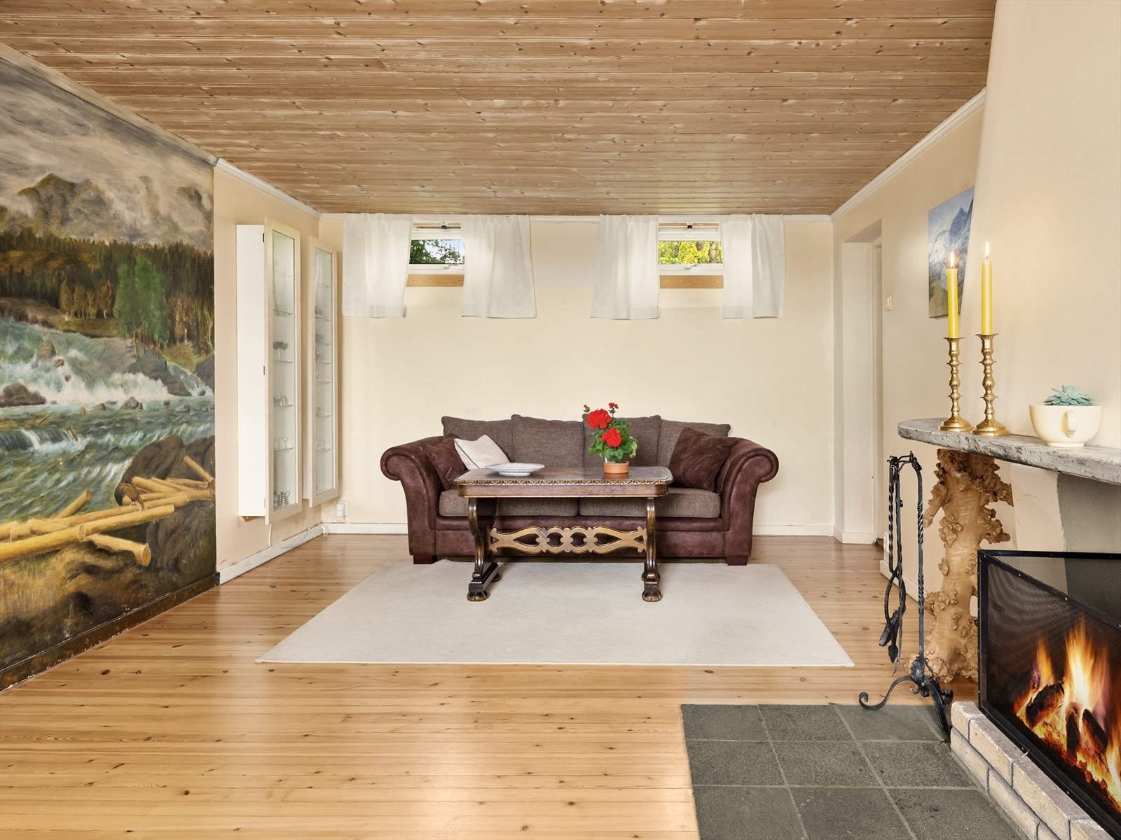 Gulvet i kjellerstuen er av furu, og veggene er av betong og mur. Galleribilde