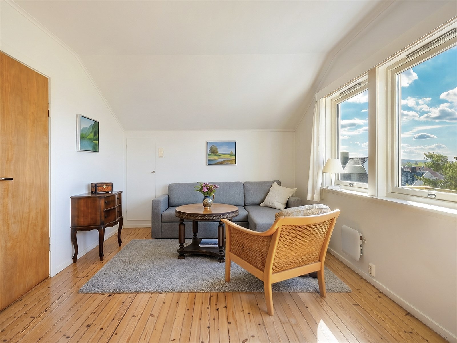 Loftstuen er et lyst og trivelig oppholdsrom i boligens øverste etasje. Galleribilde