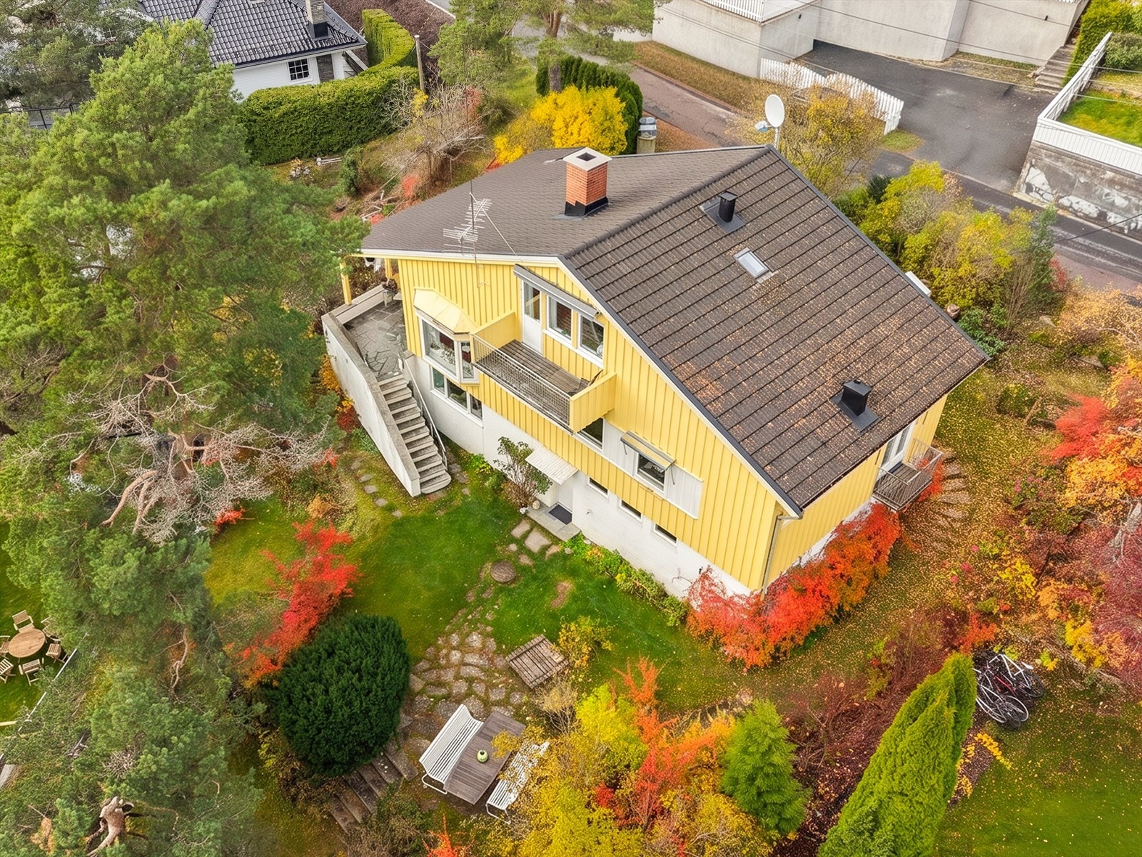 Boligen har saltak i trekonstruksjon, tekket med betongtakstein. Galleribilde