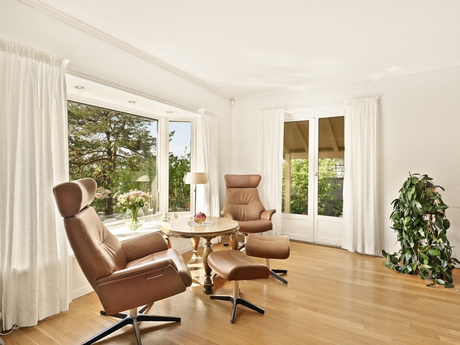 Store vindusflater gir godt med dagslys inn i stuen samt et frodig utsyn. Vinduene er 2-lags glass fra 2009. Galleribilde