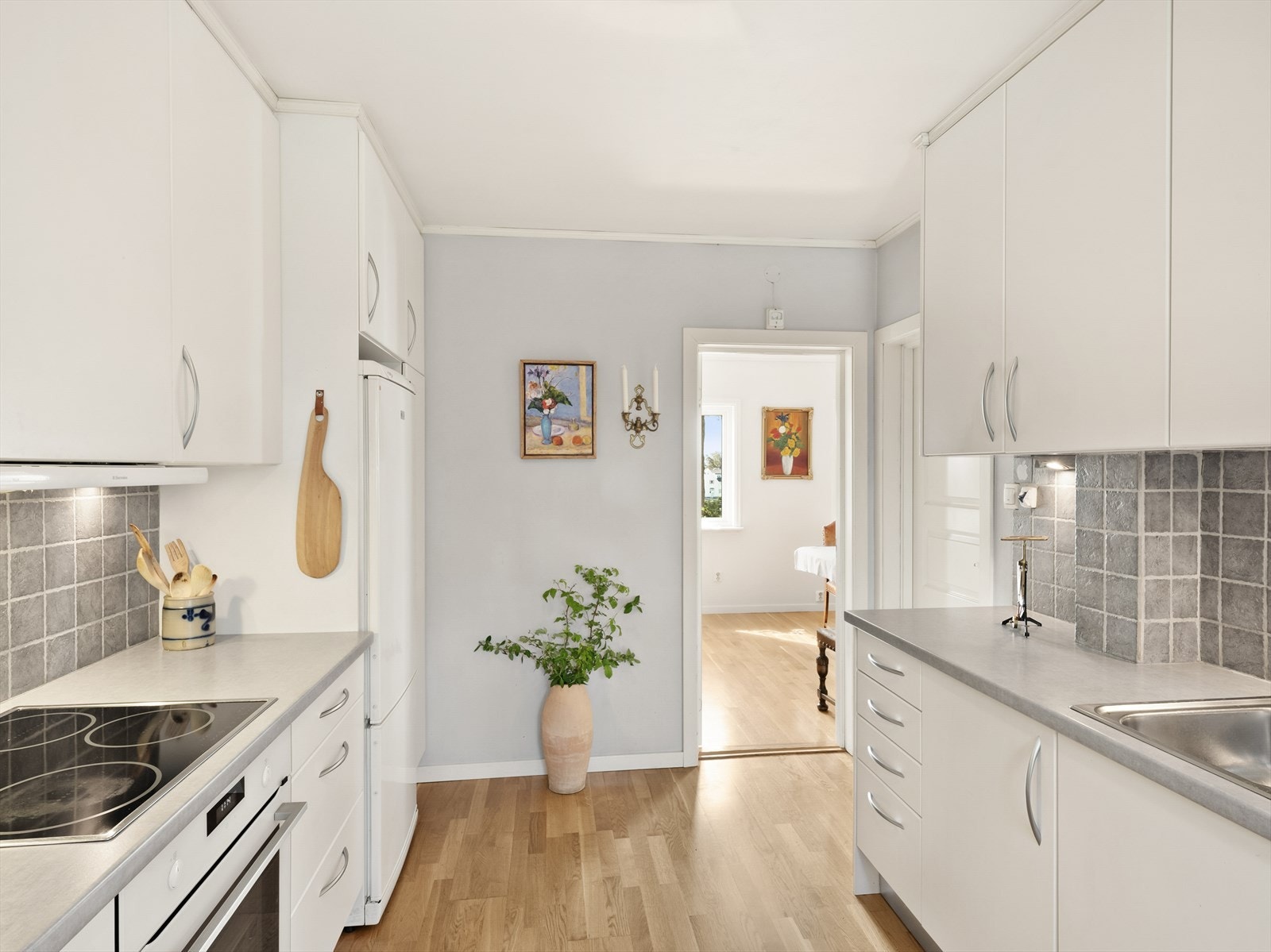 Kjøkkenet er utstyrt med platetopp, stekeovn, oppvaskmaskin og kjøl/fryseskap. Galleribilde