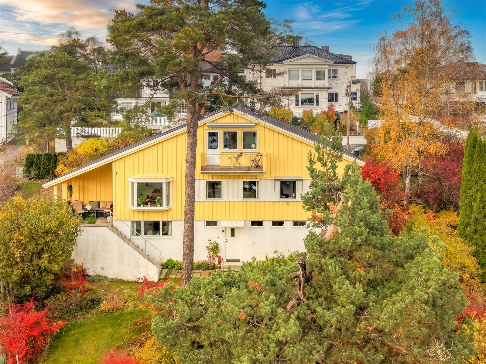 Eiendommen har en stor og veletablert hage med trær og beplantning. Galleribilde