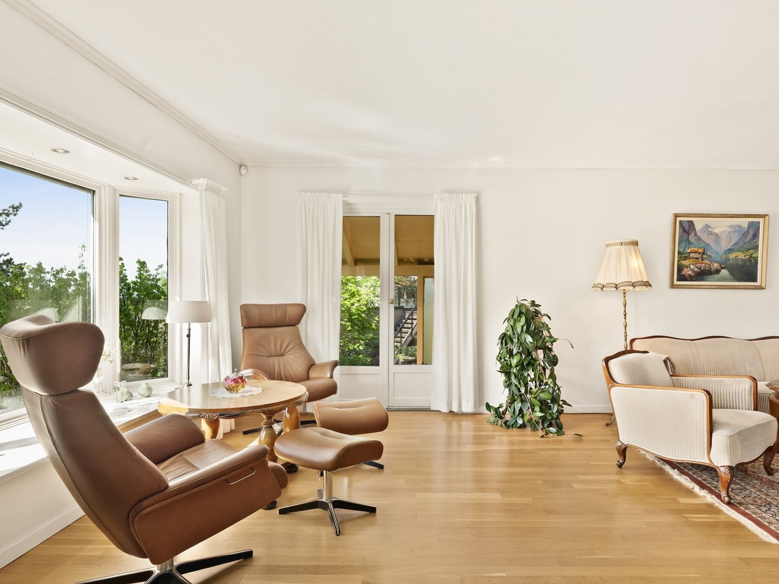 Fra stuen er det direkte utgang til en veranda med betongdekke belagt med skiferstein. Galleribilde