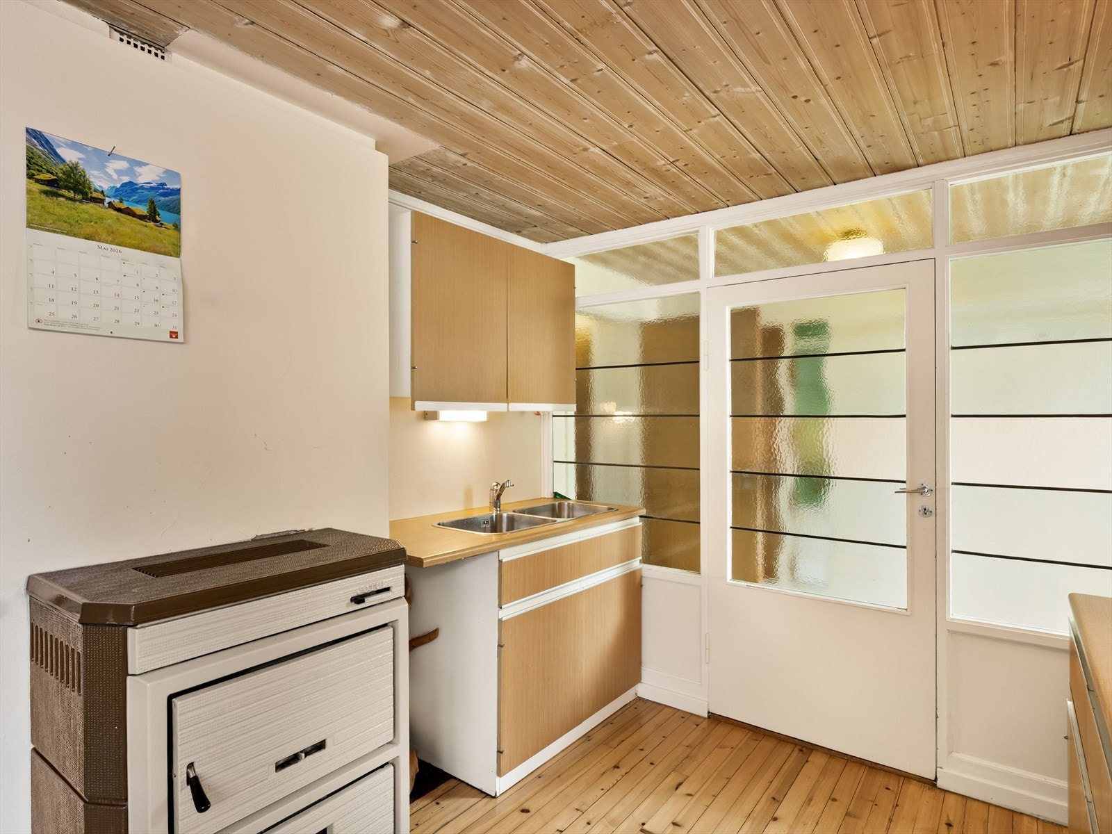 Kjøkkenet er utstyrt med en kombinert vedovn/ parafin brenner (den delen er tatt ut men kan brukes til ved). Samt komfyr og kjøl/fryseskap. Galleribilde