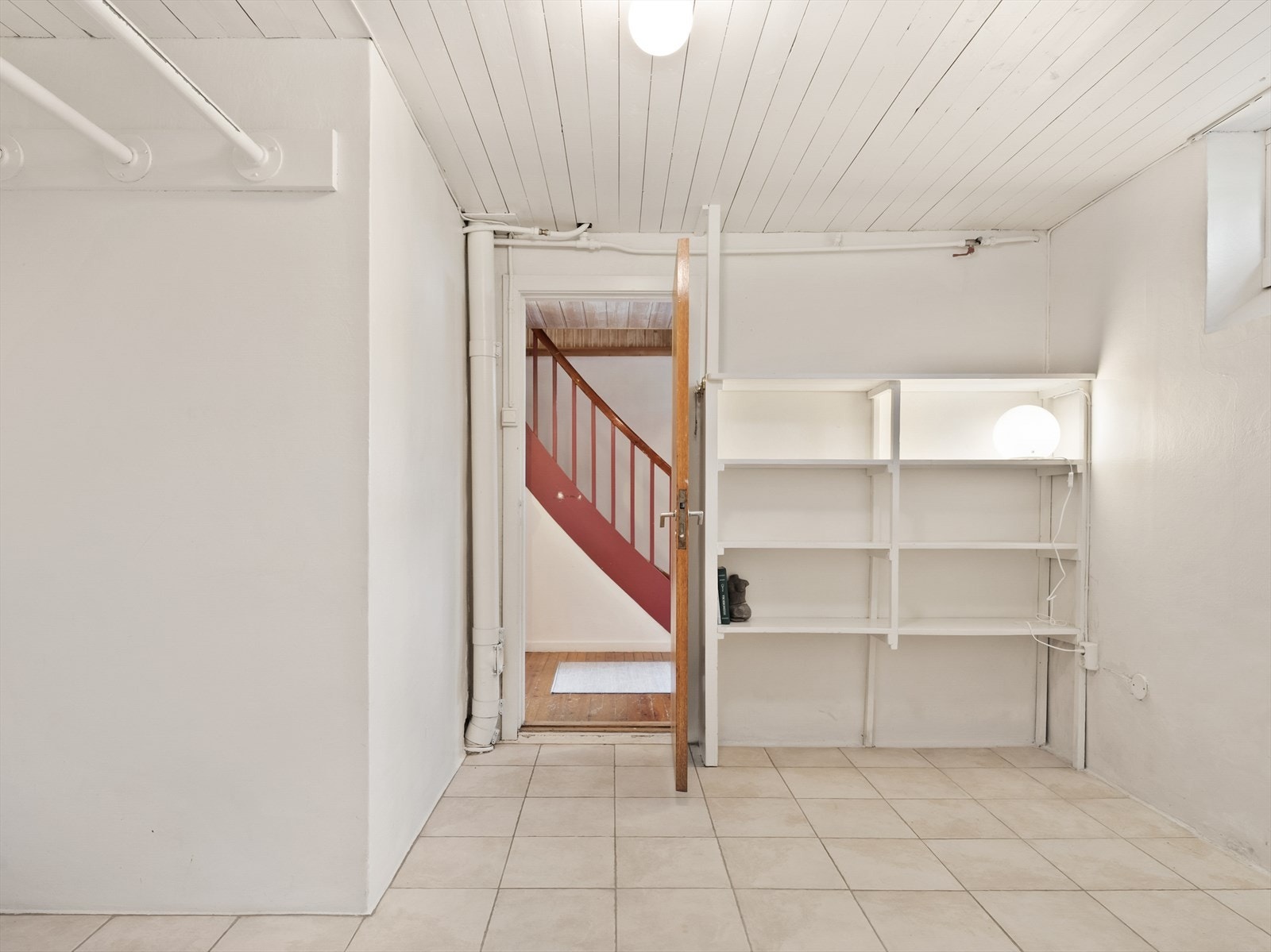 Fra bodarealet er det direkte tilgang til trapperommet som leder opp til første etasje. Galleribilde
