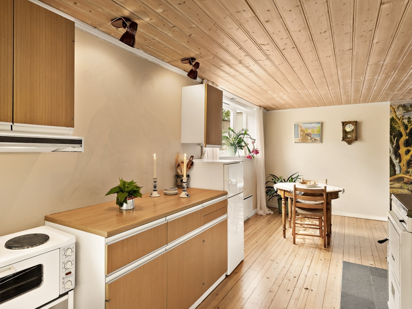 En eldre kjøkkenventilator med avtrekk ut er montert. Galleribilde