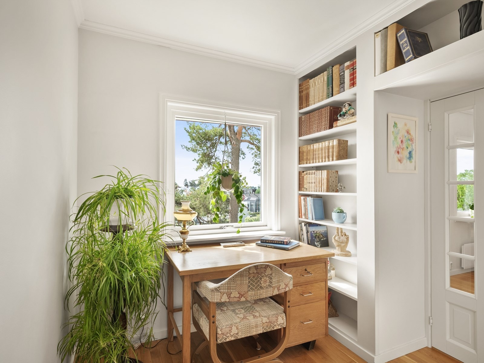 Hobbyrommet i første etasje egner seg godt som kontor eller bibliotek, med plassbygde hyller. Galleribilde