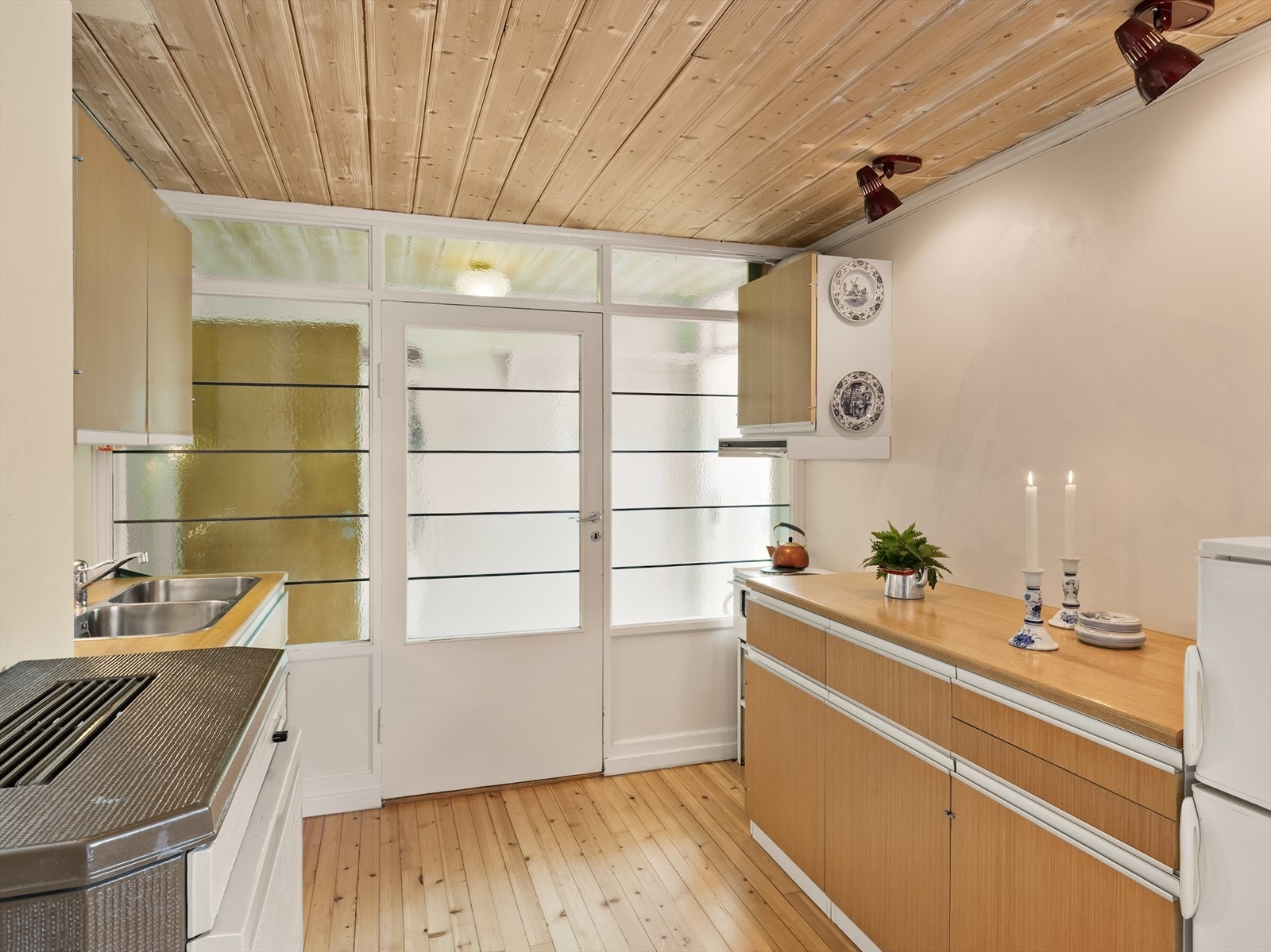 Kjøkkenet i kjelleren er av eldre dato, med innredning med glatte fronter og laminatbenkeplate. Galleribilde