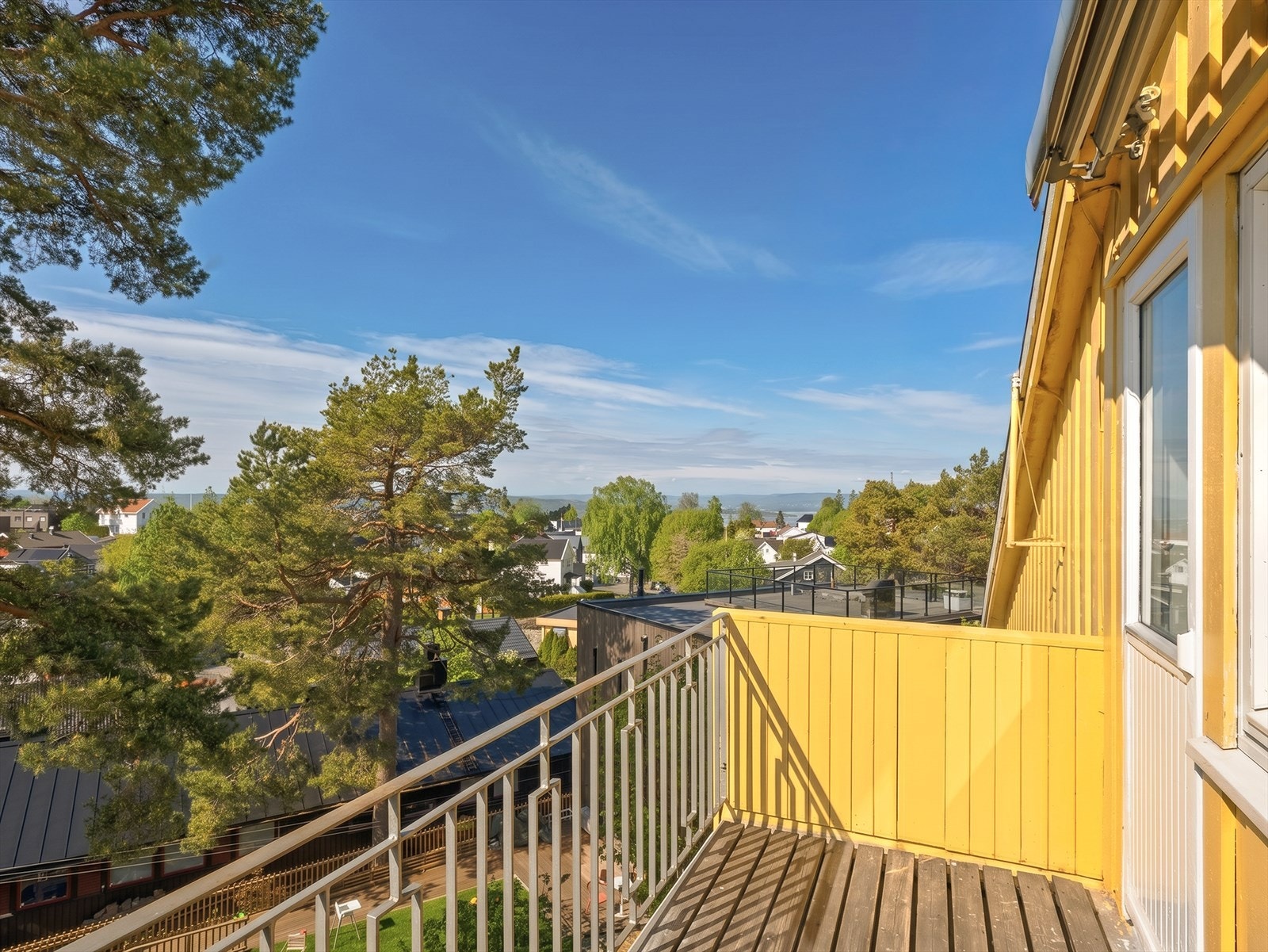 Fra balkongen er det fin utsikt over nærområdet. Galleribilde