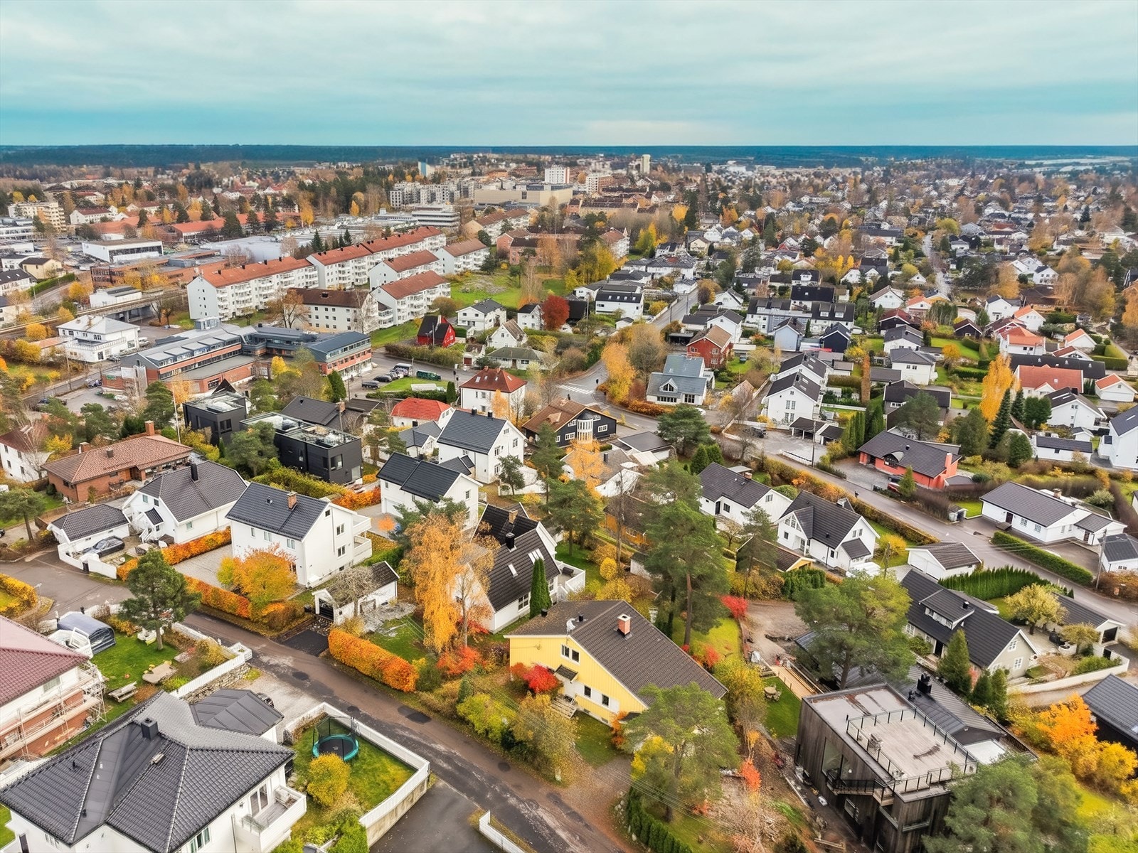 Fra Karlsrud er det kort vei til både servicetilbud og offentlig kommunikasjon, med T-bane kun 6 minutter unna. Galleribilde