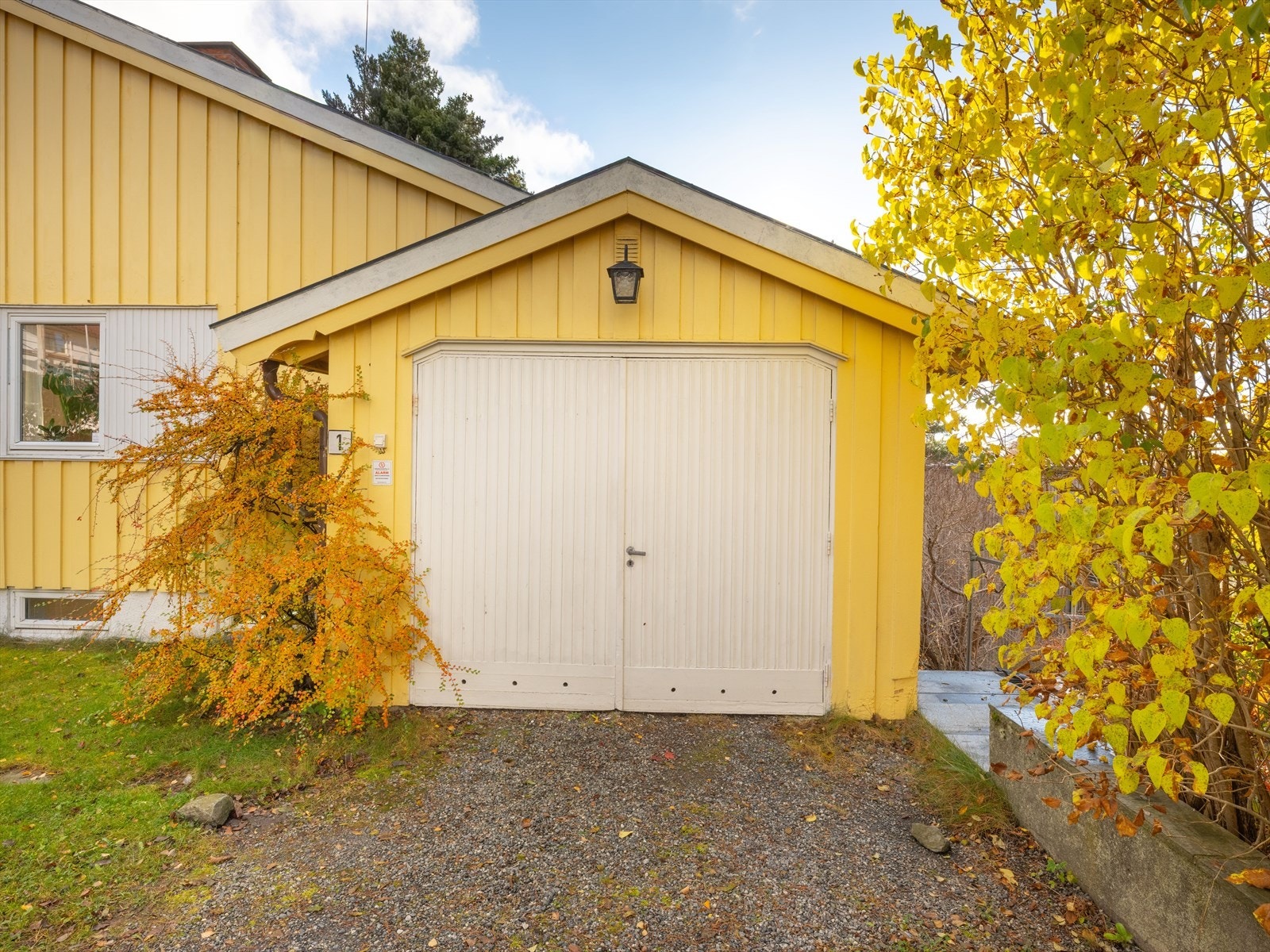 Garasje med parkering på egen tomt. Galleribilde