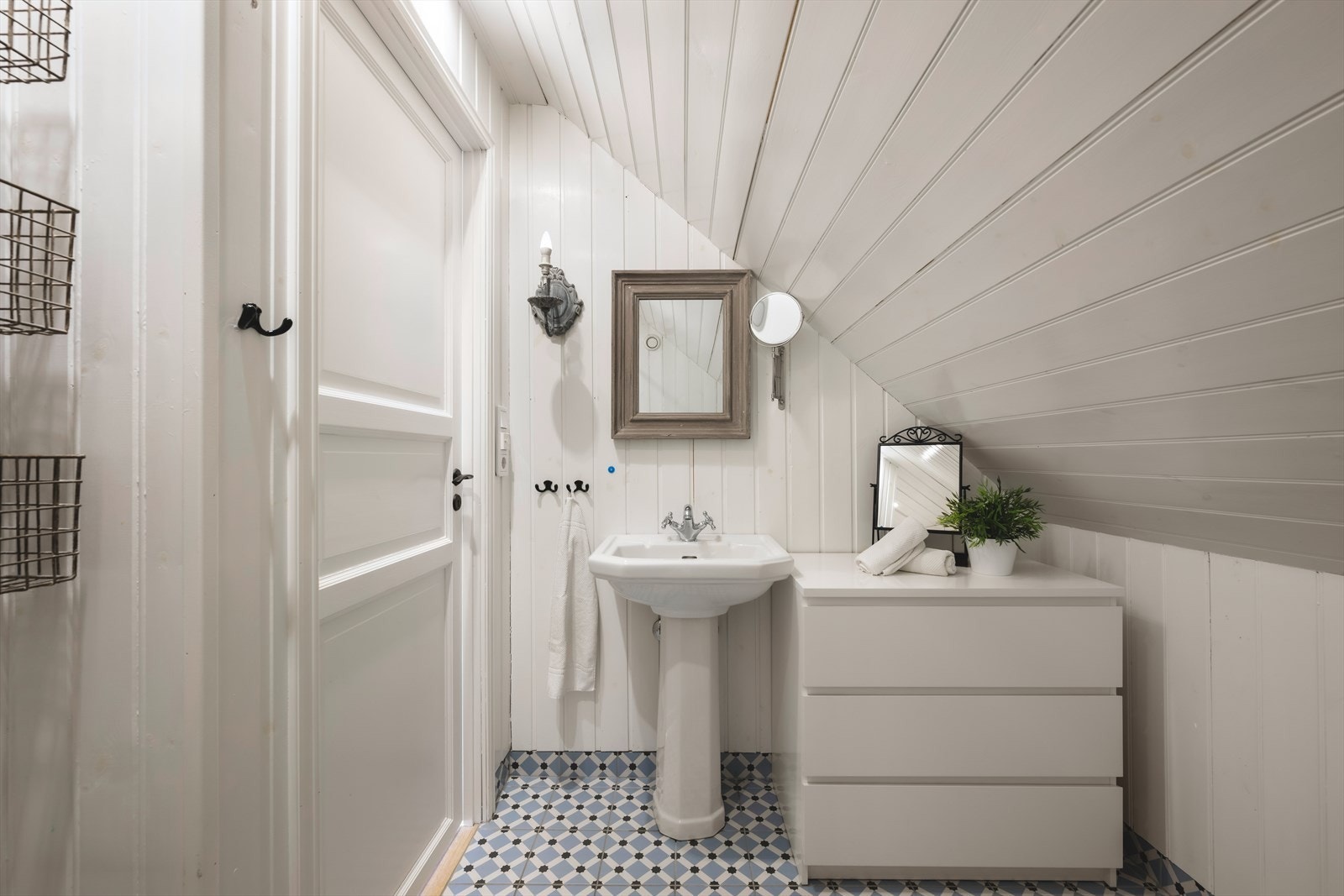 Badet fremstår lyst og innbydende med flislagt gulv og varmekabler for god komfort. Galleribilde