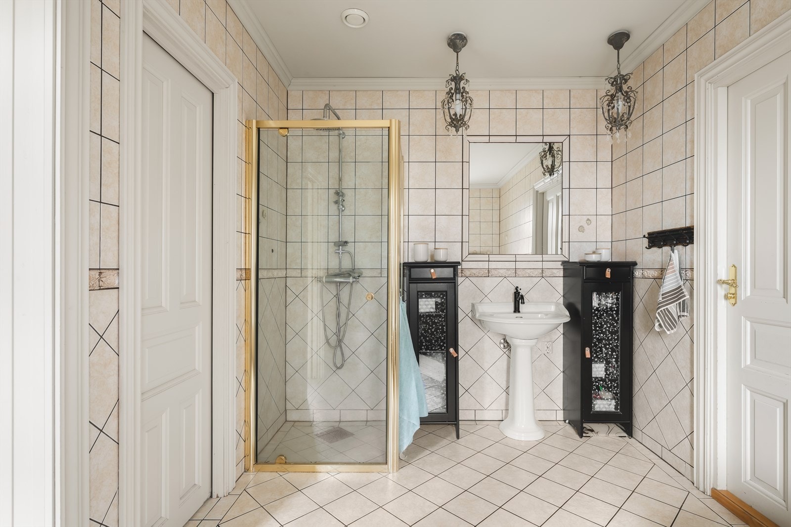 Badet er utstyrt med varmekabler i gulv, gulvstående servant og romslig dusjhjørne. Galleribilde