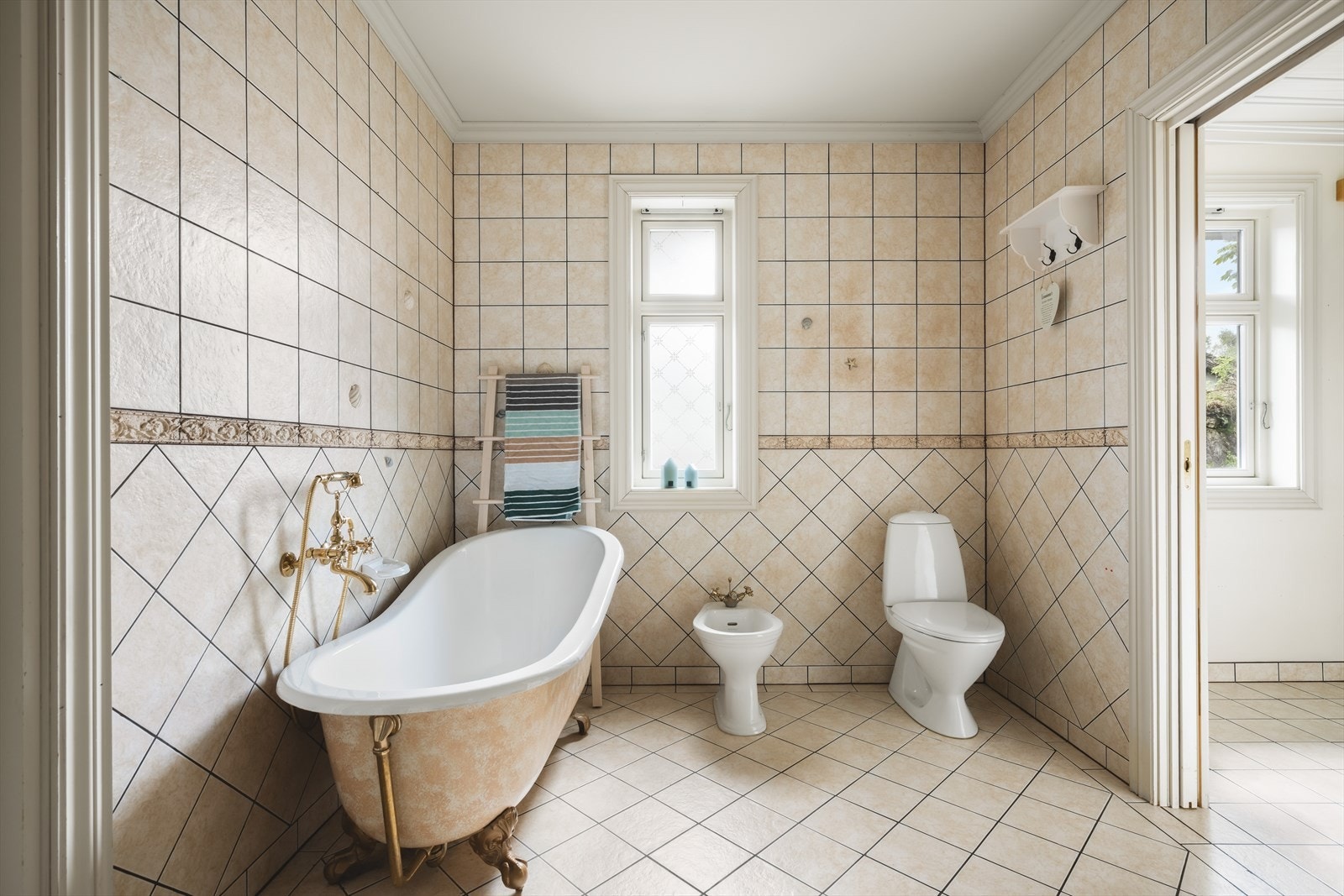Videre har bådet gulvstående toalett, bidè og et badekar av god størrelse. Galleribilde