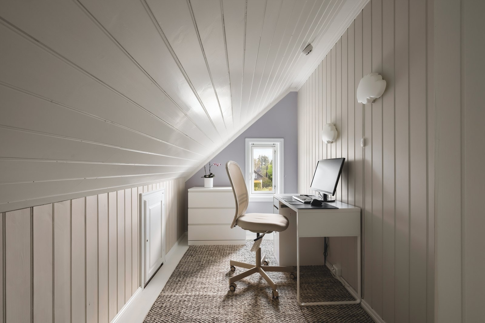 Lyst og pent rom med sjarmerende kontrastvegg (ikke godkjent ref. fkt. ferdigattest). Galleribilde