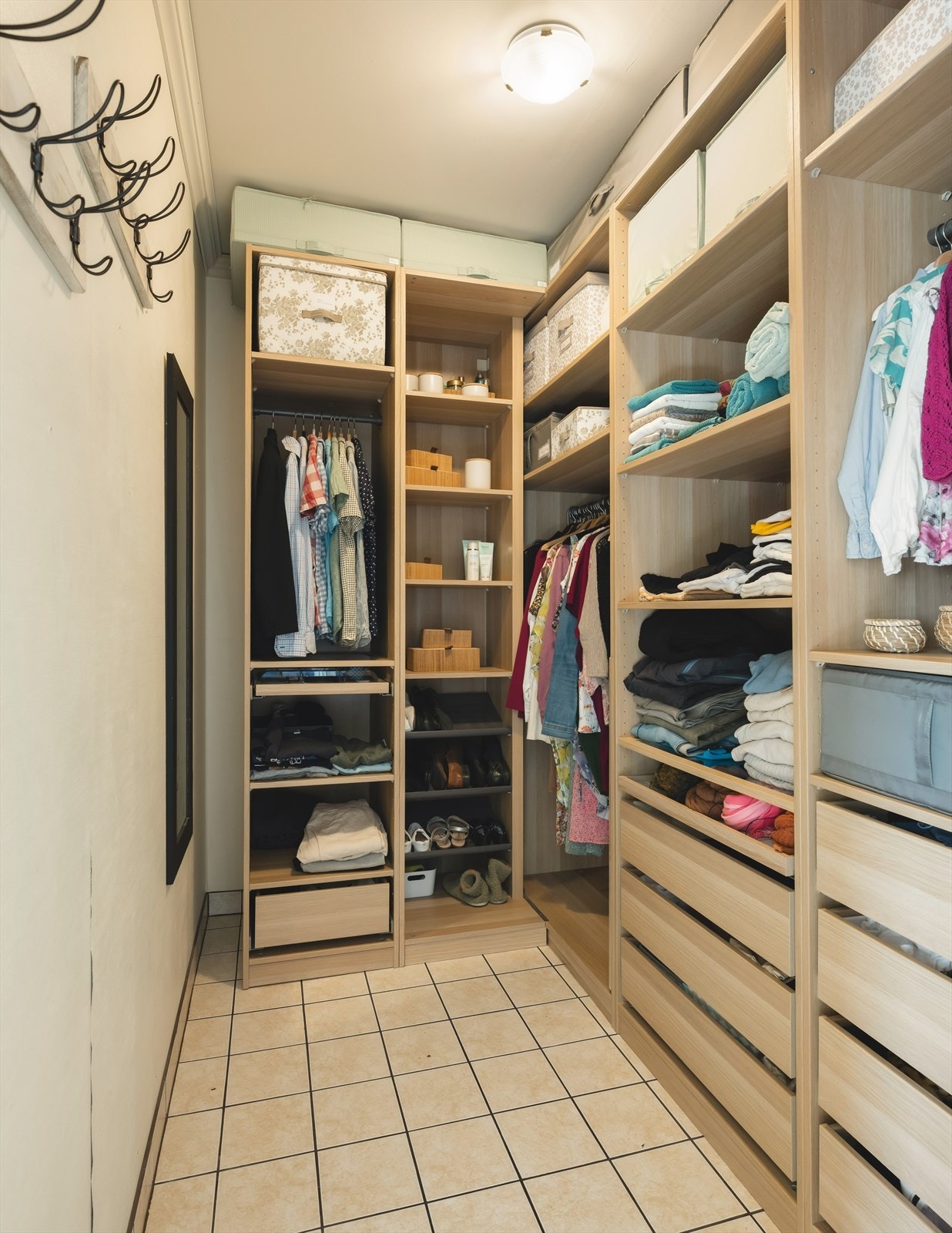 Innbydende walk-in-garderobe med åpne hyller og gode muligheter for oppheng og oppbevaring. Garderoben fremstår praktisk og oversiktlig. Galleribilde