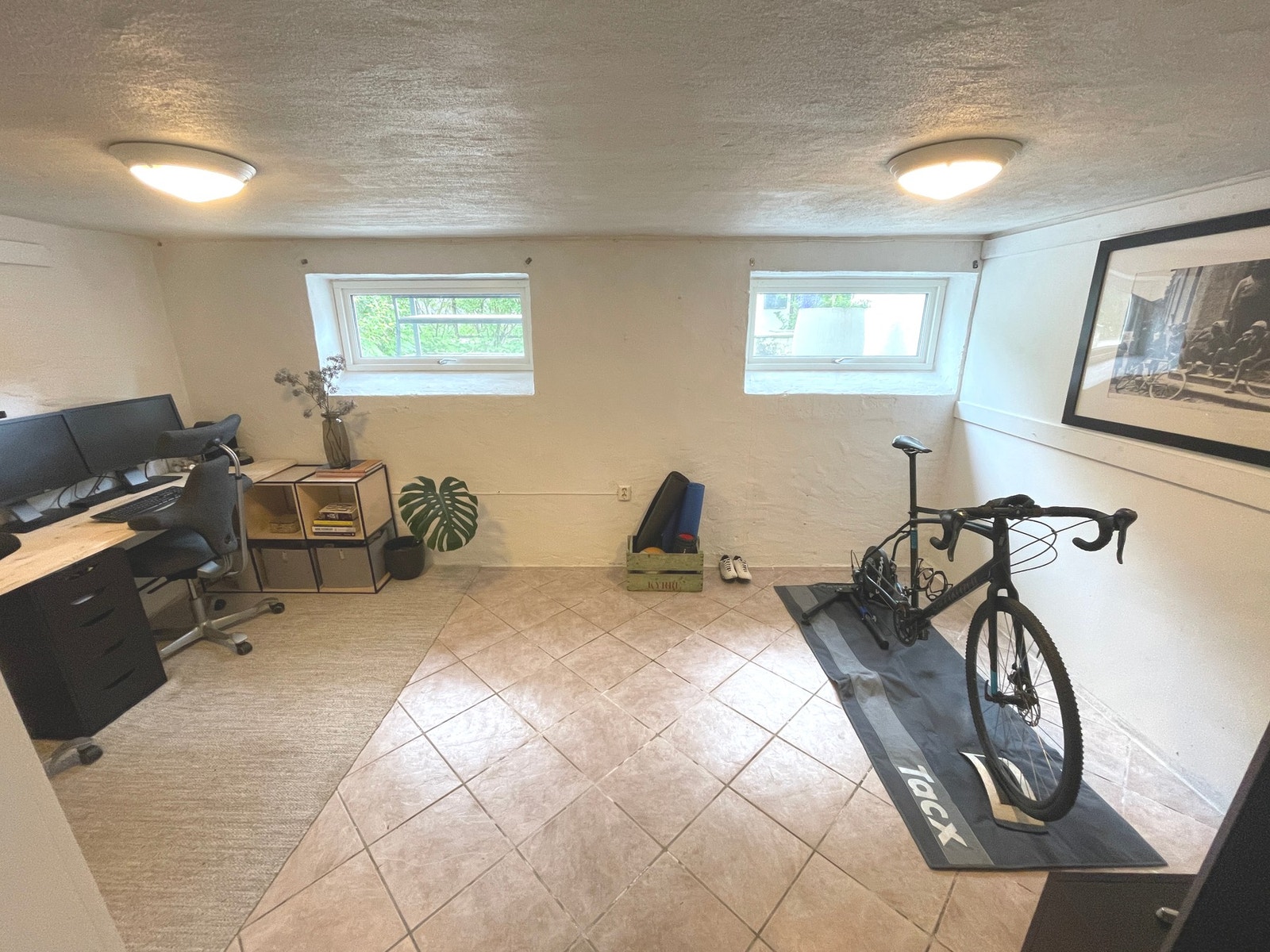 Tilhørende tre boder i kjeller. Nåværende eier har brukt areal i kjeller som hjemmekontor og hjemmegym. Kjelleren er ikke godkjent til varig opphold. Bilde tatt av eier. Galleribilde