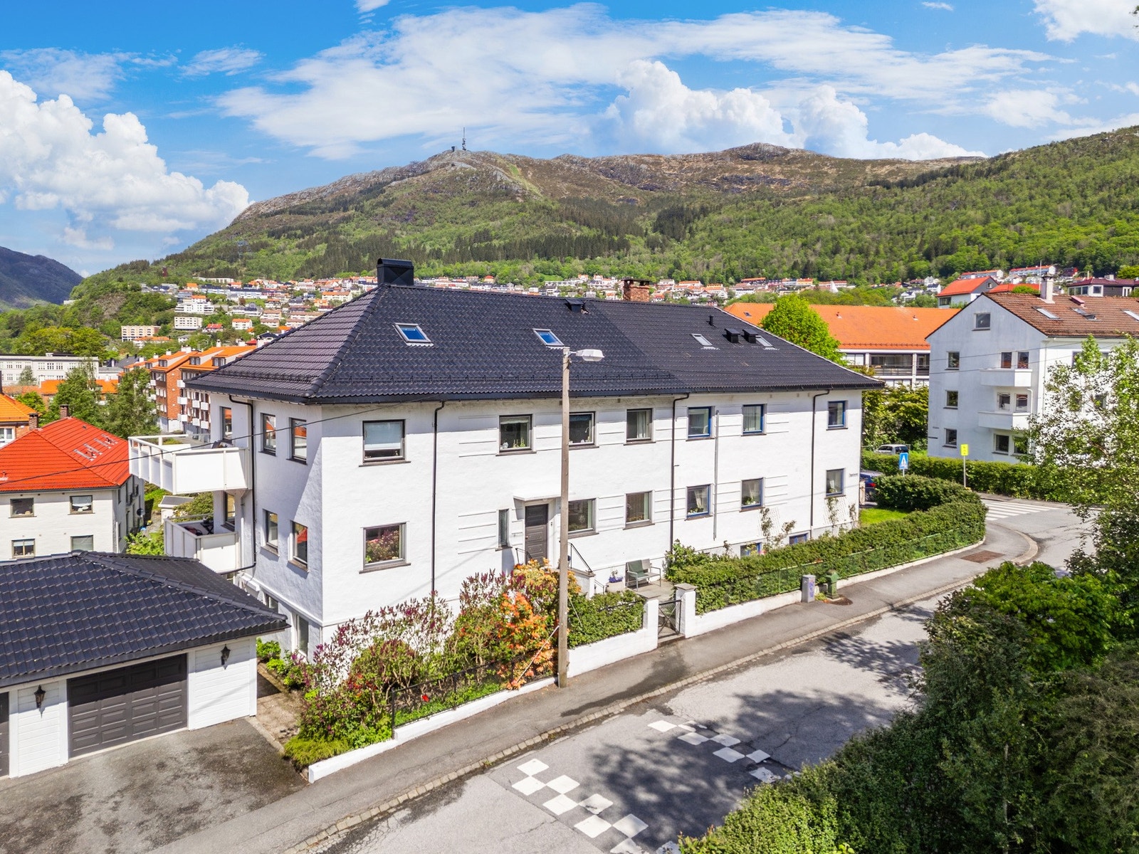 En innholdsrik del av tomannsbolig med alt på ett plan! 3 soverom, 2 bad, balkong, stort kjellerareal og garasje m/lader. Galleribilde