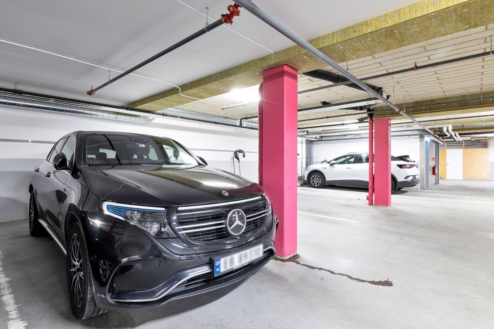 Fastmontert vegglader til el-bil i parkeringskjeller medfølger. Galleribilde