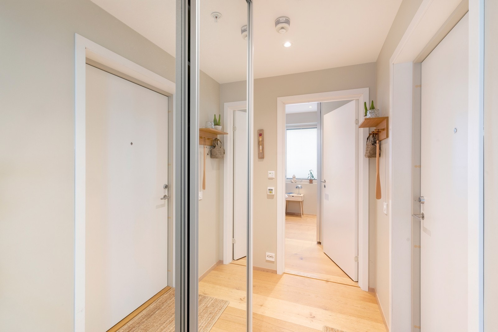 Gang/entrè med skyvedørsgarderobe ttil oppbevaring av ytterklør og sko. Galleribilde