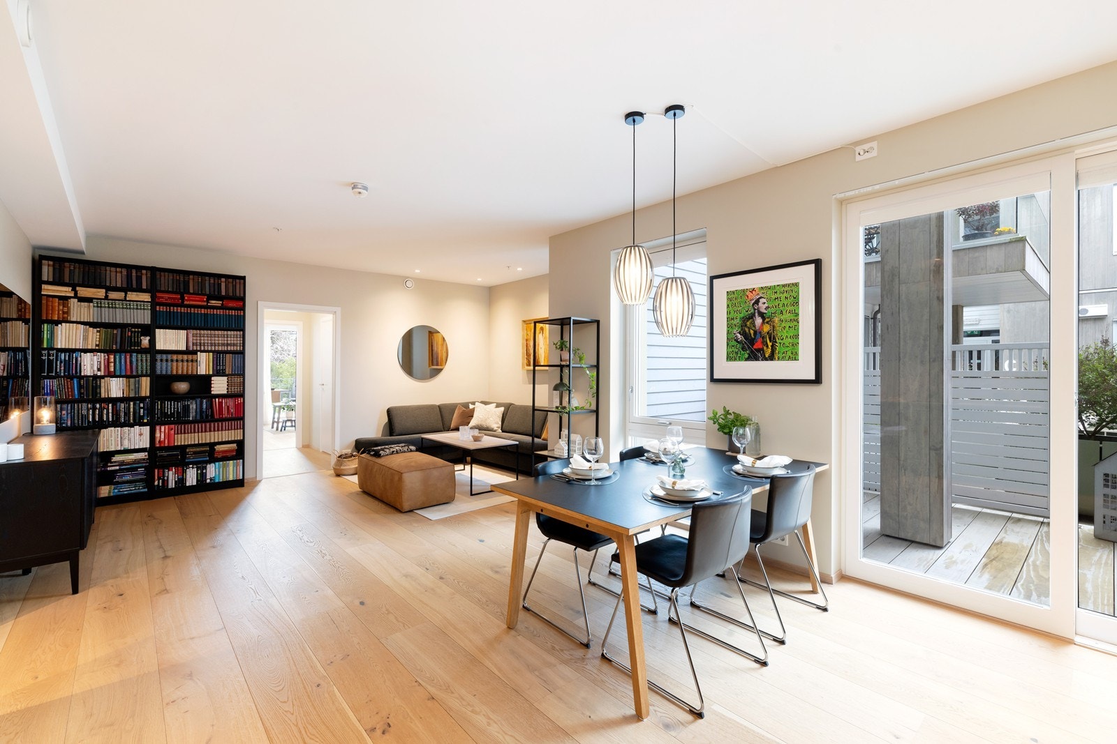 Stor stue med god plass til både sofagruppe og spisebord. Galleribilde