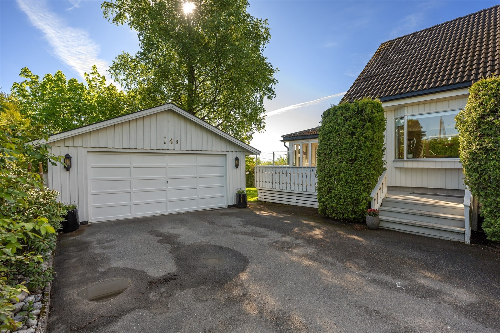 Dobbelgarasje fra 1986 med to Easee elbil-ladere installert i 2020. Galleribilde