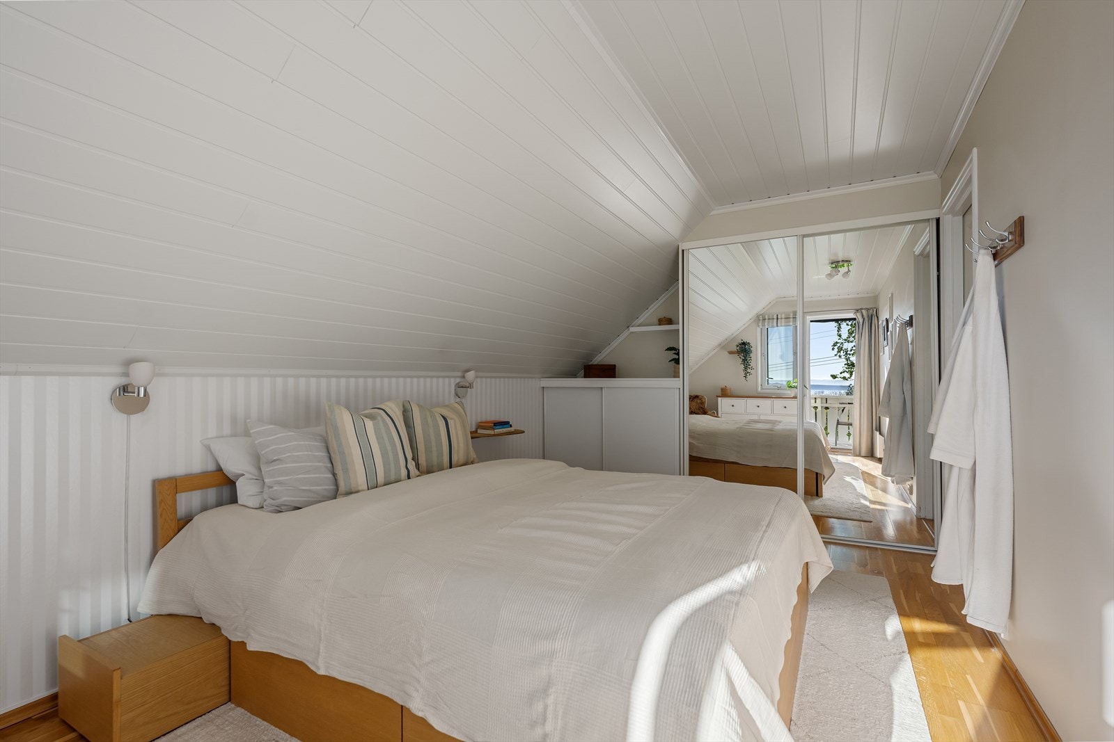 God oppbevaringsplass med skyvedørsgarderobe med speilfronter. Galleribilde