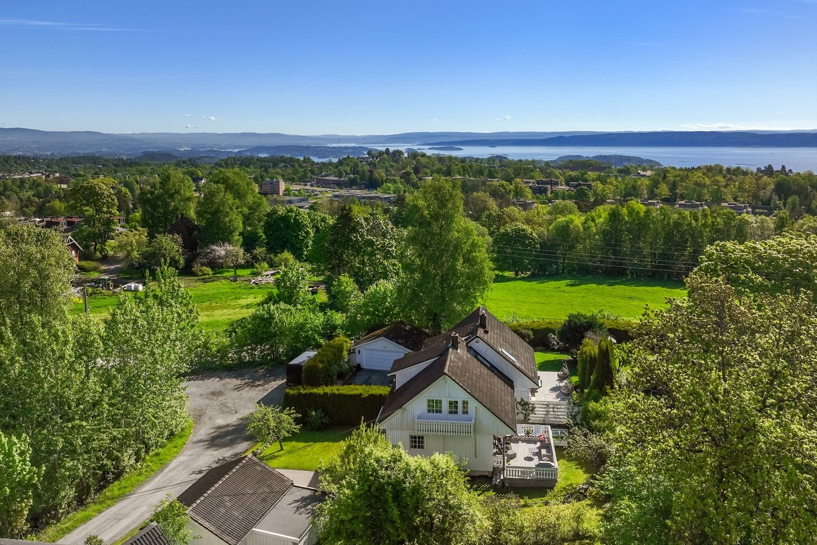 Bussholdeplassen Askeladdveien ligger kun to minutters gange unna, og Bondivann stasjon er 11 minutter unna. Galleribilde